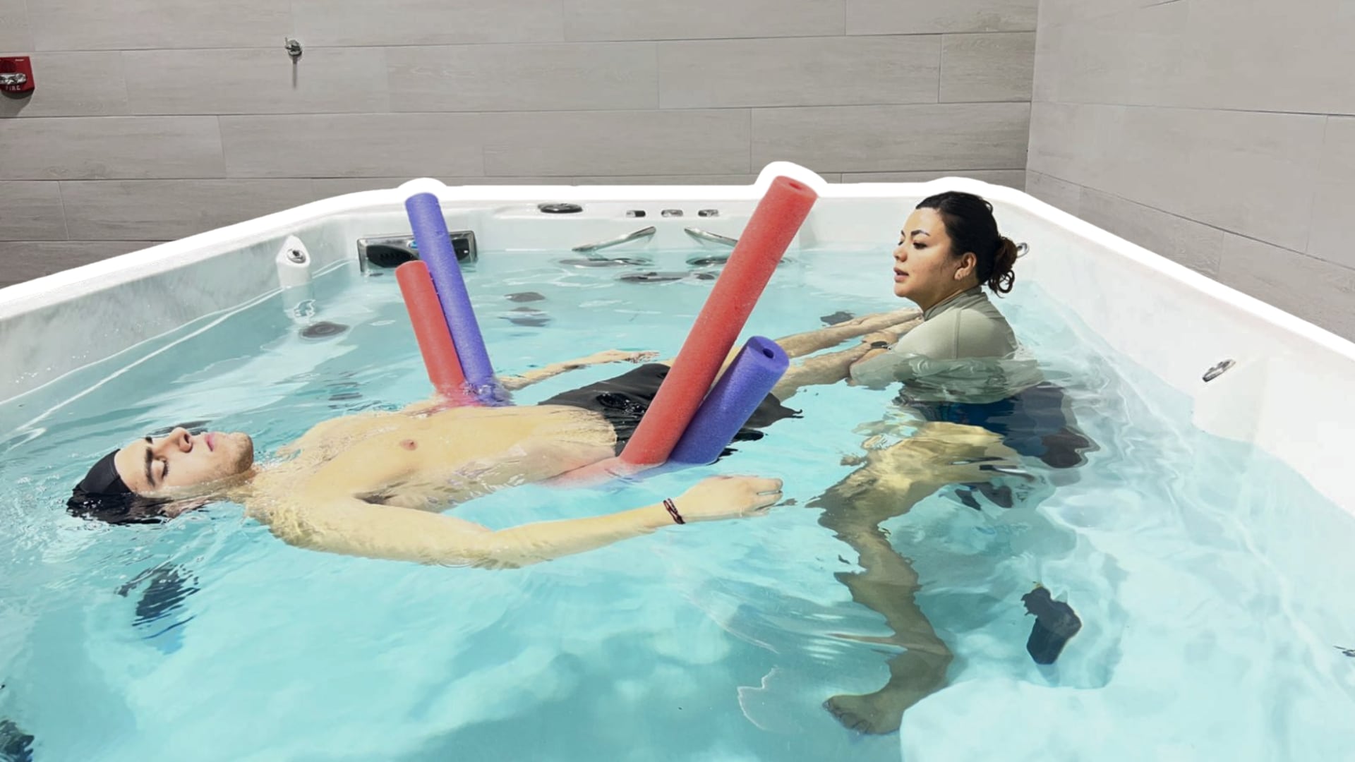 La terapia acuática combina ejercicios en el agua con técnicas especializadas para reducir dolor, mejorar fuerza y movilidad.