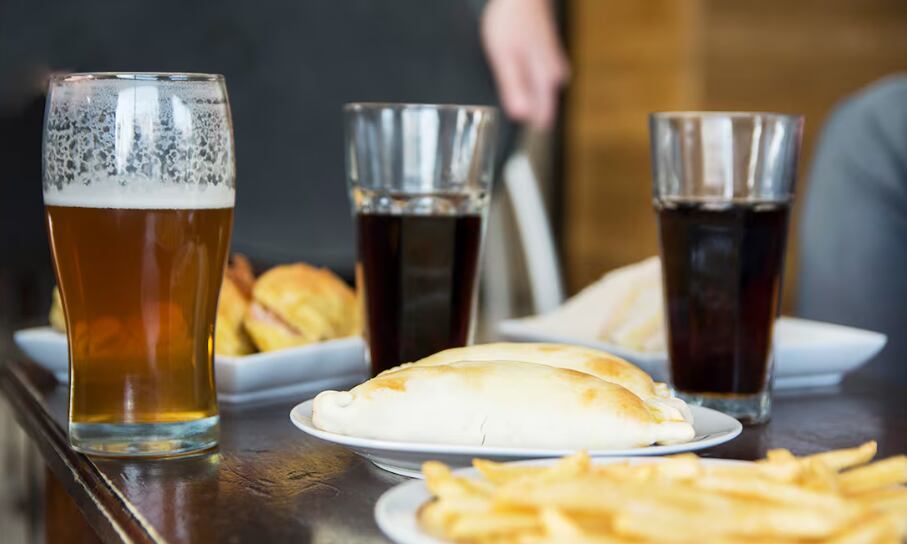 El refresco tiene edulcorantes y jarabe de maíz, mientras que la cerveza contiene azúcares naturales. Foto: El Universal/México/GDA