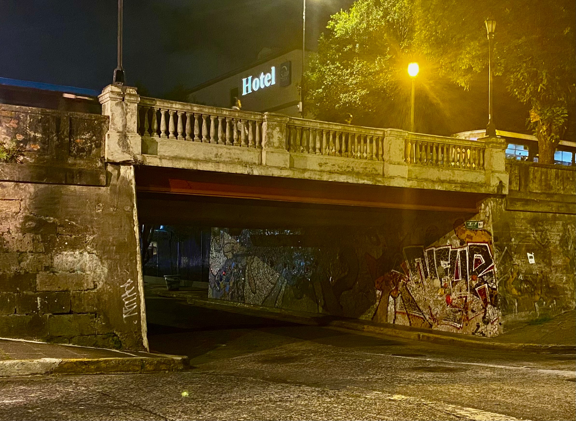Costado sur del parque España, en San José. Puente de la Fábrica Nacional de Licores (Fanal), primer paso elevado que se construyó en la ciudad capital, entre finales del siglo XIX y principios del XX.