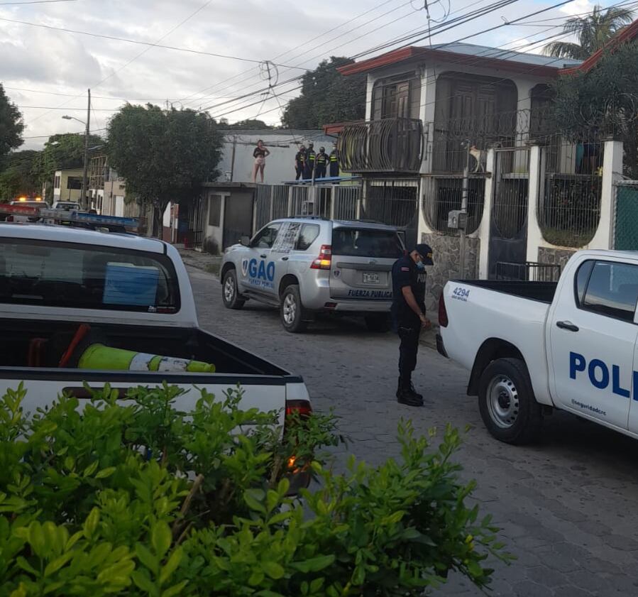 Oficiales del Grupo de Apoyo Operacional (GAO) atendieron la escena con refuerzos, luego de trascender la agresión, pues el sujeto estaba en la casa. Foto: Cortesía Guana/Noticias.