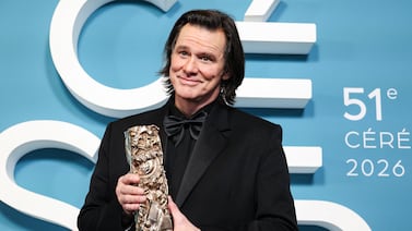 Jim Carrey se emociona y rinde homenaje a su hija, nieto, novia y tatarabuelo al recibir el ‘Oscar francés’