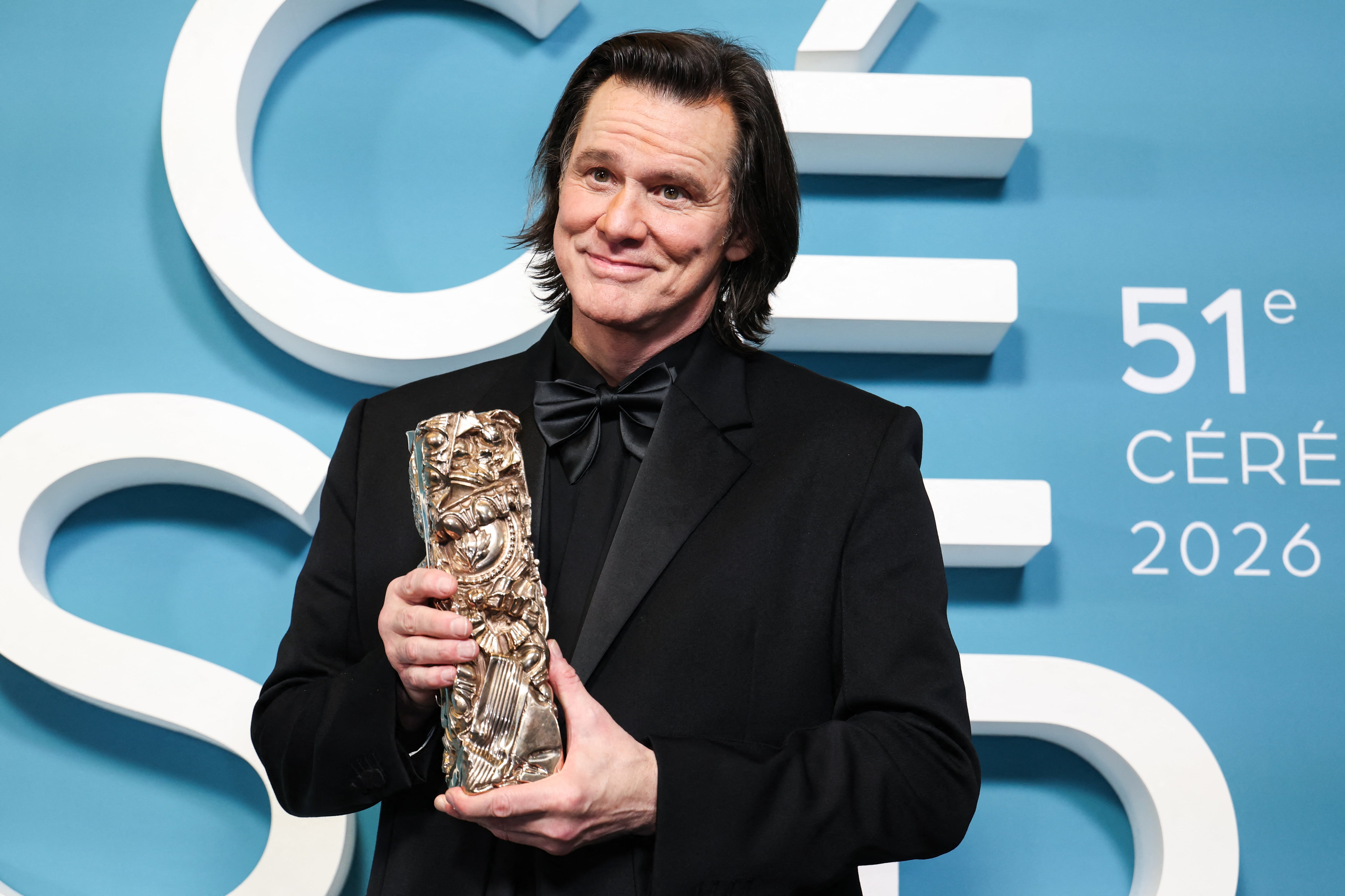 El actor canadiense Jim Carrey, quien recibió un premio honorífico César, posa con su trofeo durante la 51.ª edición de la ceremonia de los Premios César, celebrada en el teatro Olympia, en París, el 26 de febrero de 2026. (Foto: ALAIN JOCARD / AFP)