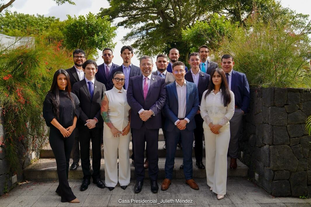 Integrantes de la Juventud Soberana, Joseth Rodríguez y Gabriel Aguilar se reunieron con el presidente Rodrigo Chaves, en la Casa Presidencial.