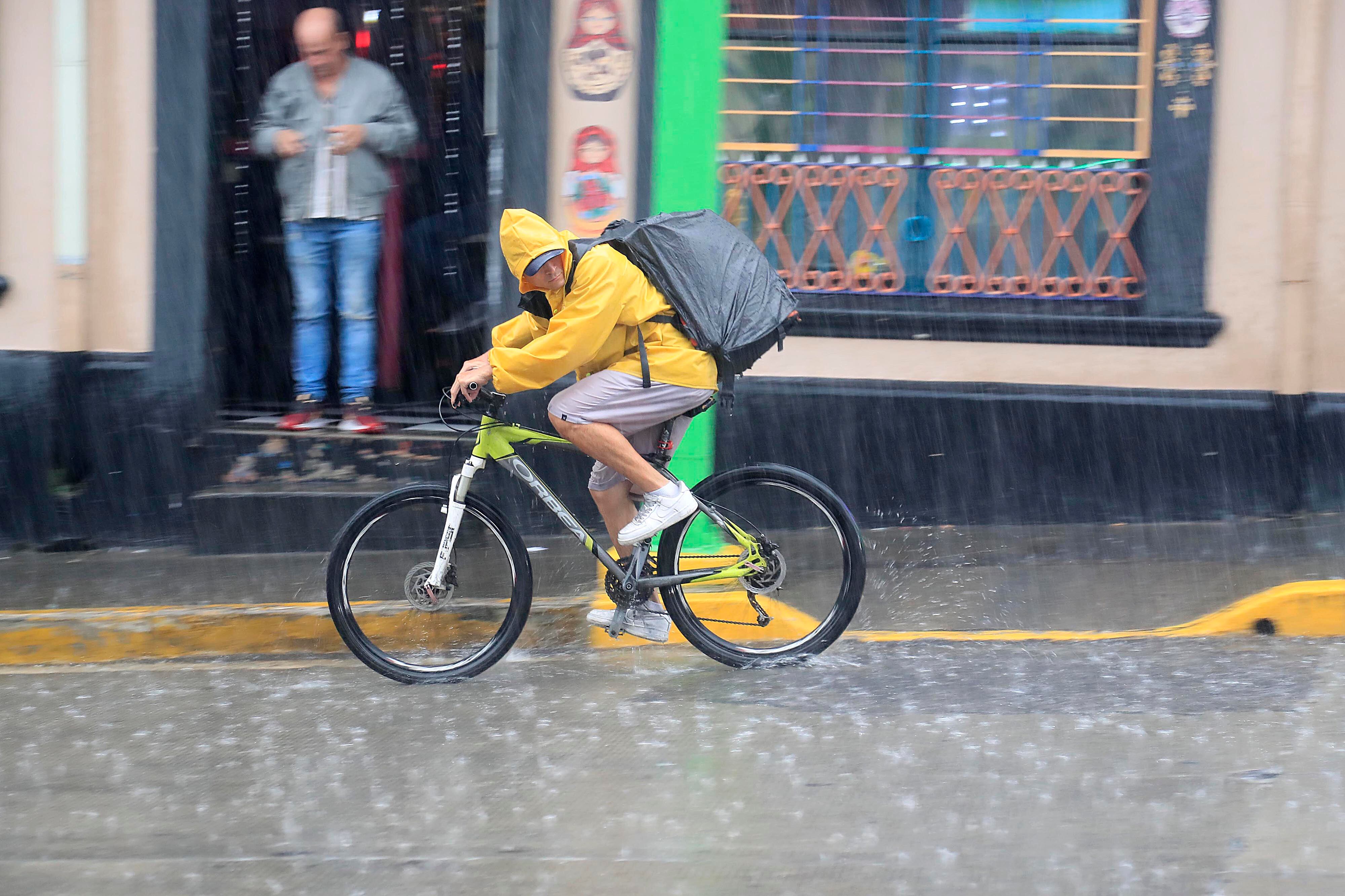 20/09/2023 San José. Fuerte aguacero vespertino. Las lluvias intensas pusieron a correr a muchos este miércoles por la tarde.