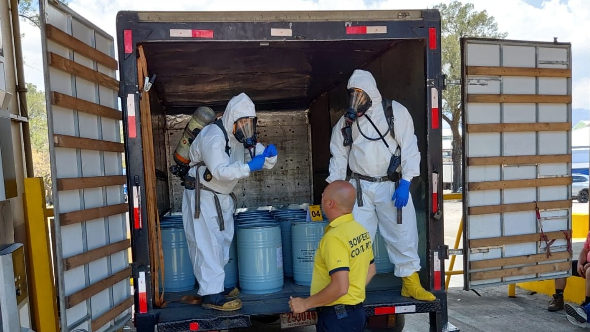 El 27 de marzo, cerca del Cenada, fue ubicado en otro camión, una carga de 1.500 kilos de cianuro. Especialistas de la unidad de materiales peligrosos de Bomberos atendieron el caso.