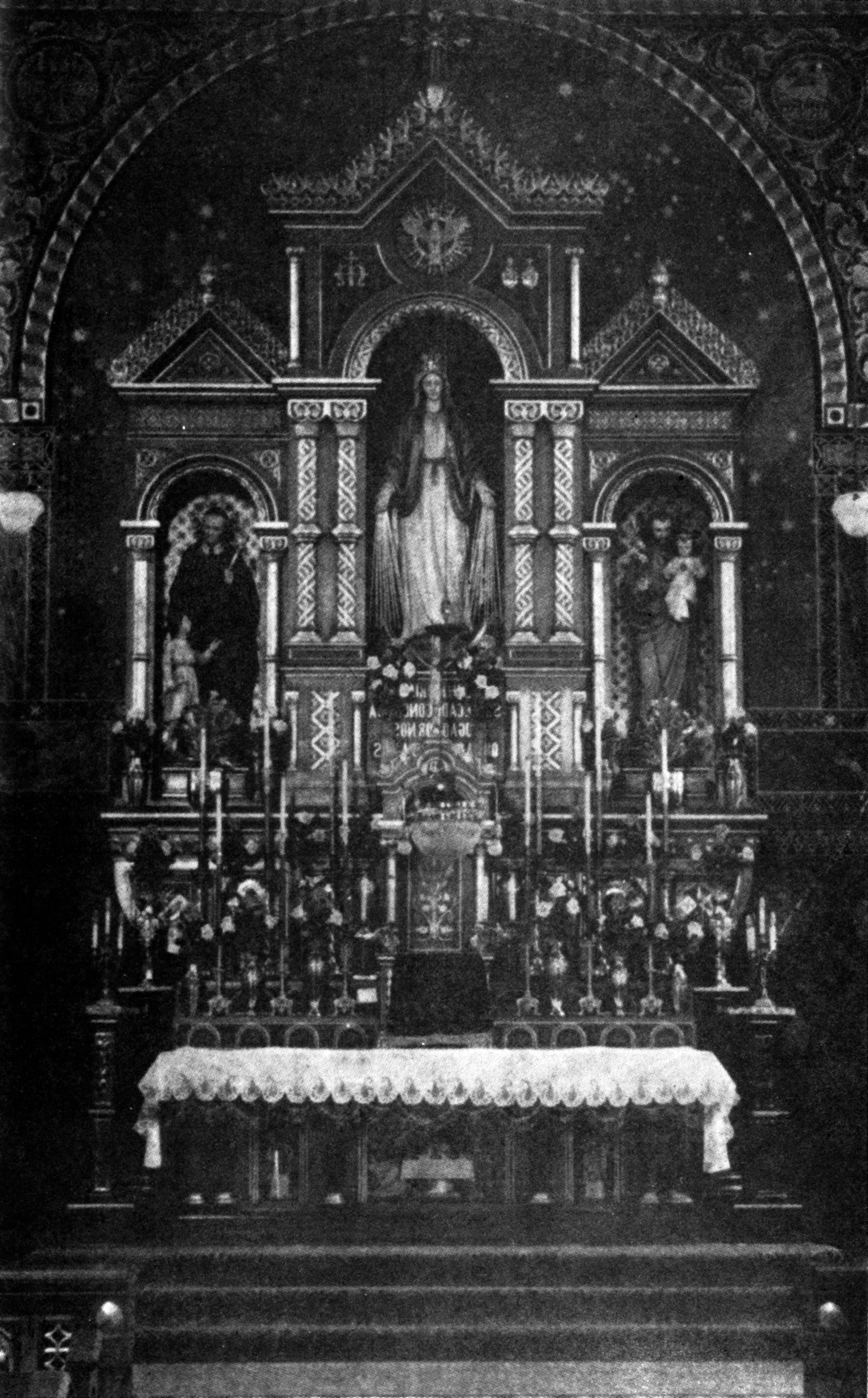 Altar mayor, de estética románica, de la capilla del Seminario, en la década de 1930.