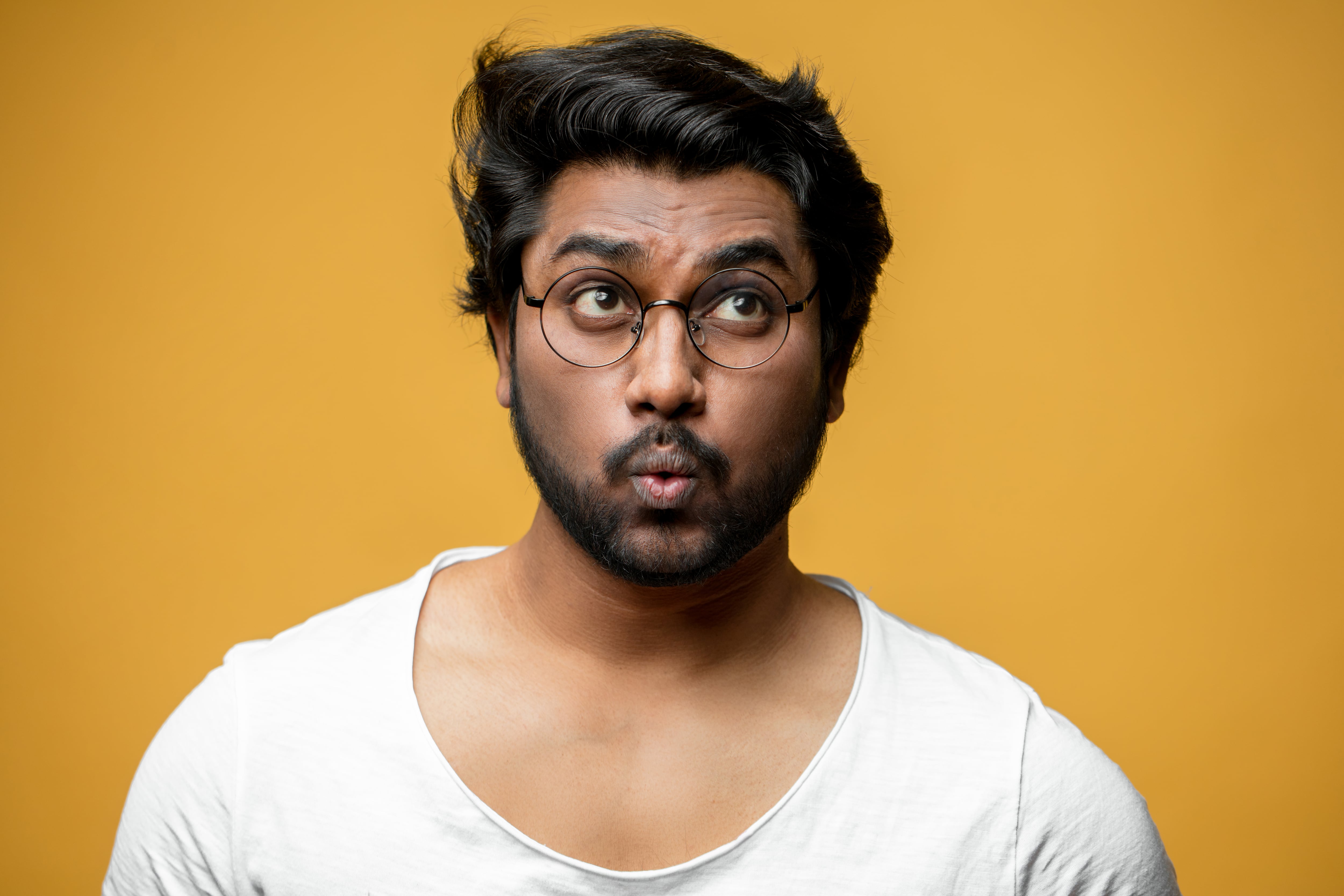 Hombre silbando, "haciéndose el ruso"