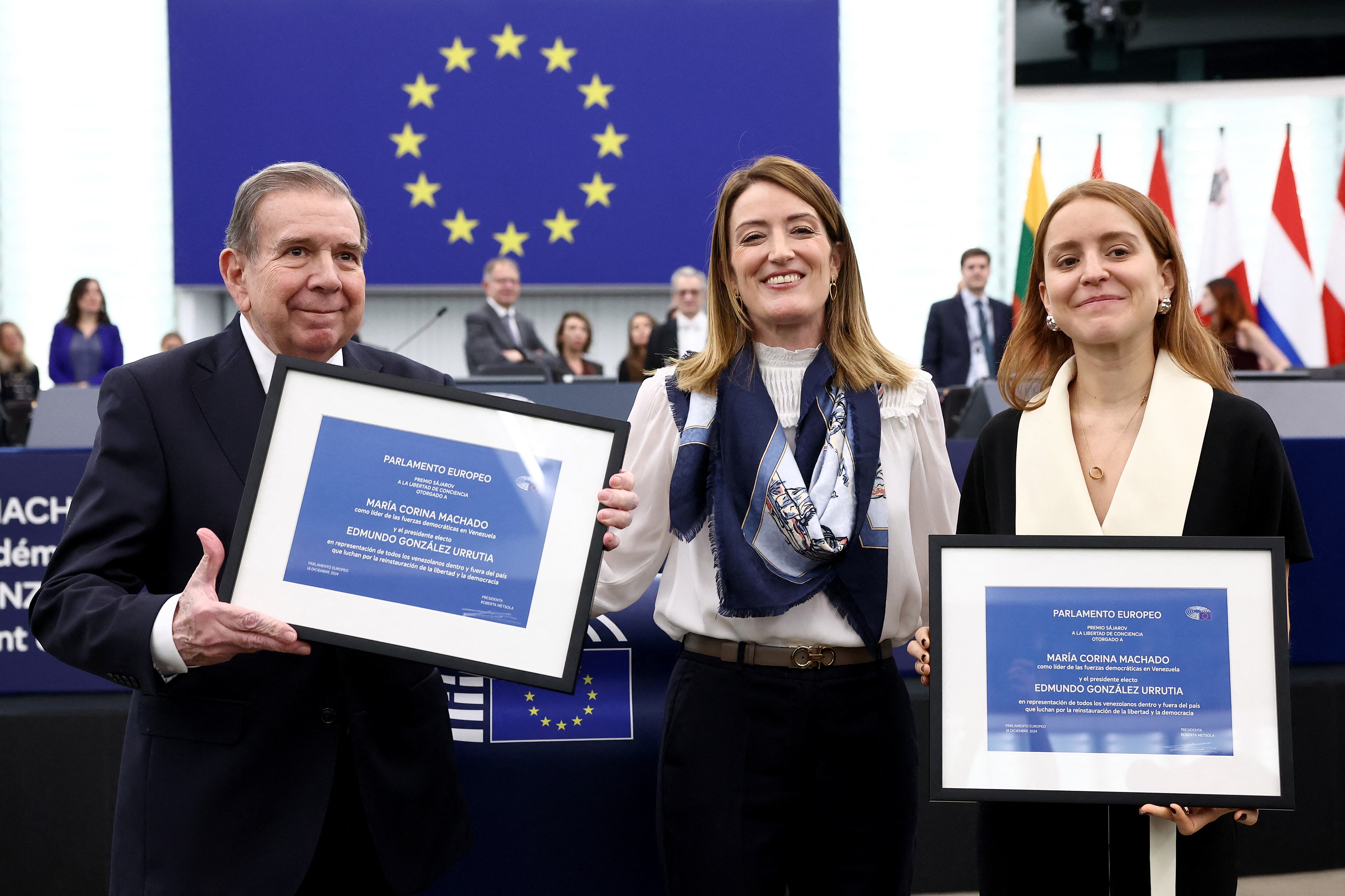 Edmundo González Urrutia, Ana Corina Sosa y Roberta Metsola posan con el premio Sájarov 2024 durante la ceremonia en el Parlamento Europeo en Estrasburgo, Francia.