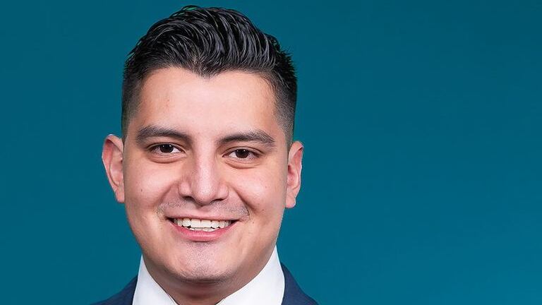 Primer plano de un hombre sonriendo