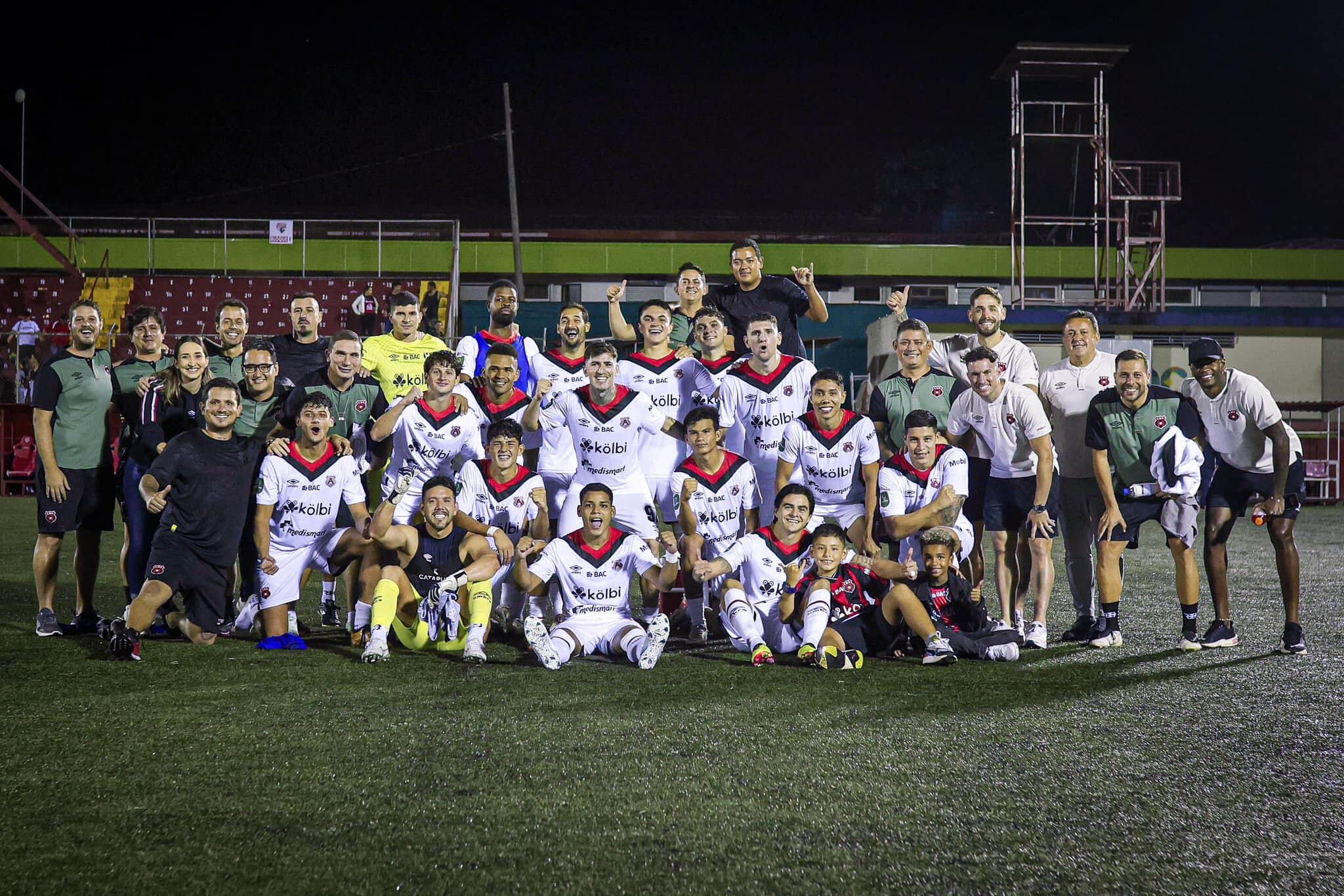 Liga Deportiva Alajuelense se tomó esta fotografía en el Estadio Ebal Rodríguez luego de obtener la clasificación a la final del Torneo de Copa.