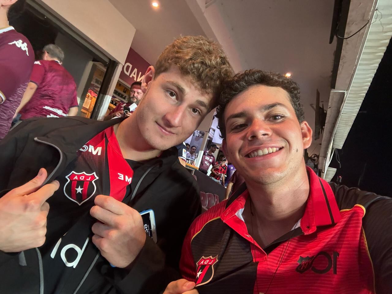 José Monge fue al Estadio Ricardo Saprissa con la camisa del centenario de Liga Deportiva Alajuelense, mientras que su amigo Emiliano vestía la prenda que salió con el regreso de Bryan Ruiz.