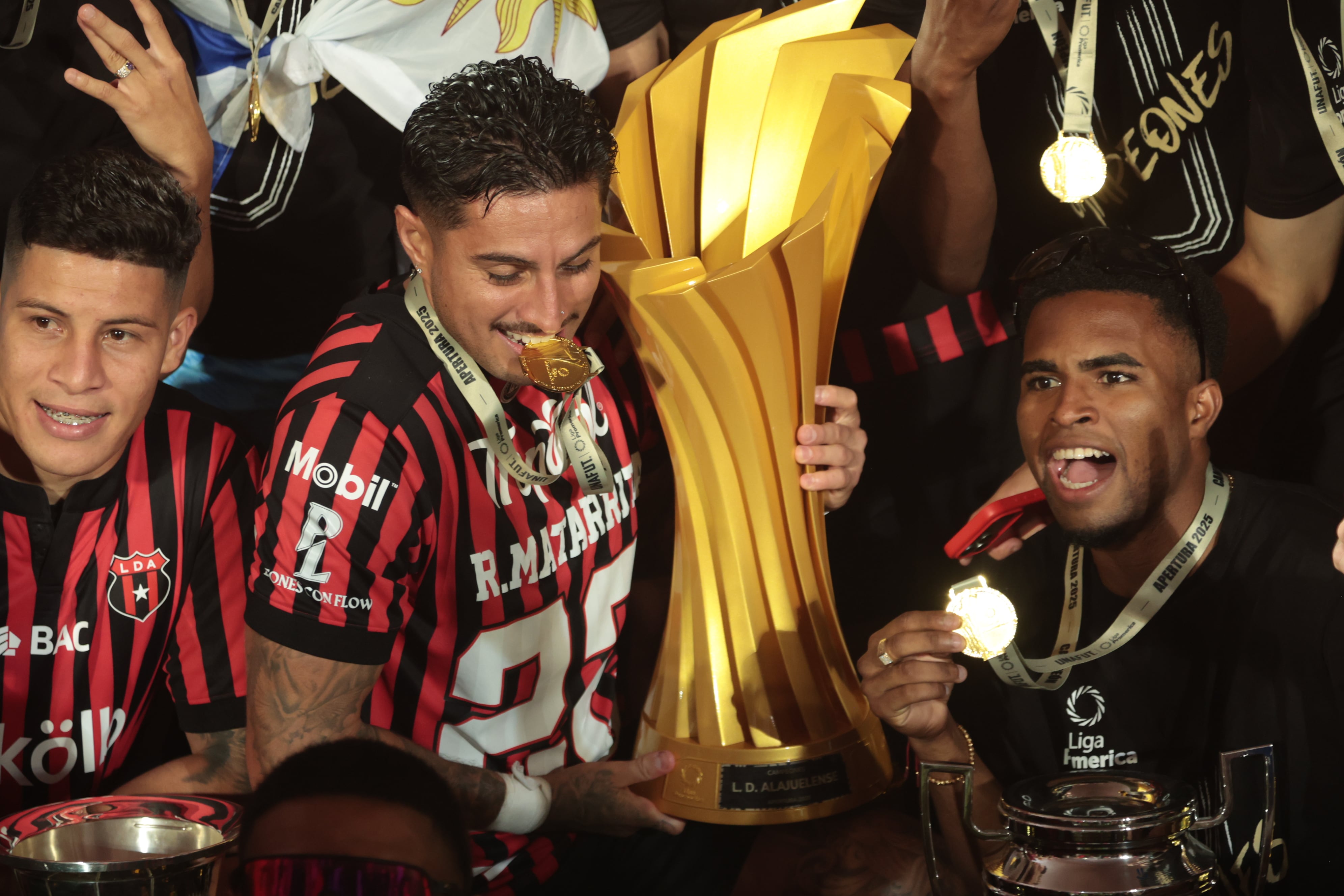 Alajuelense exhibe sus trofeos de campeón nacional restaurados