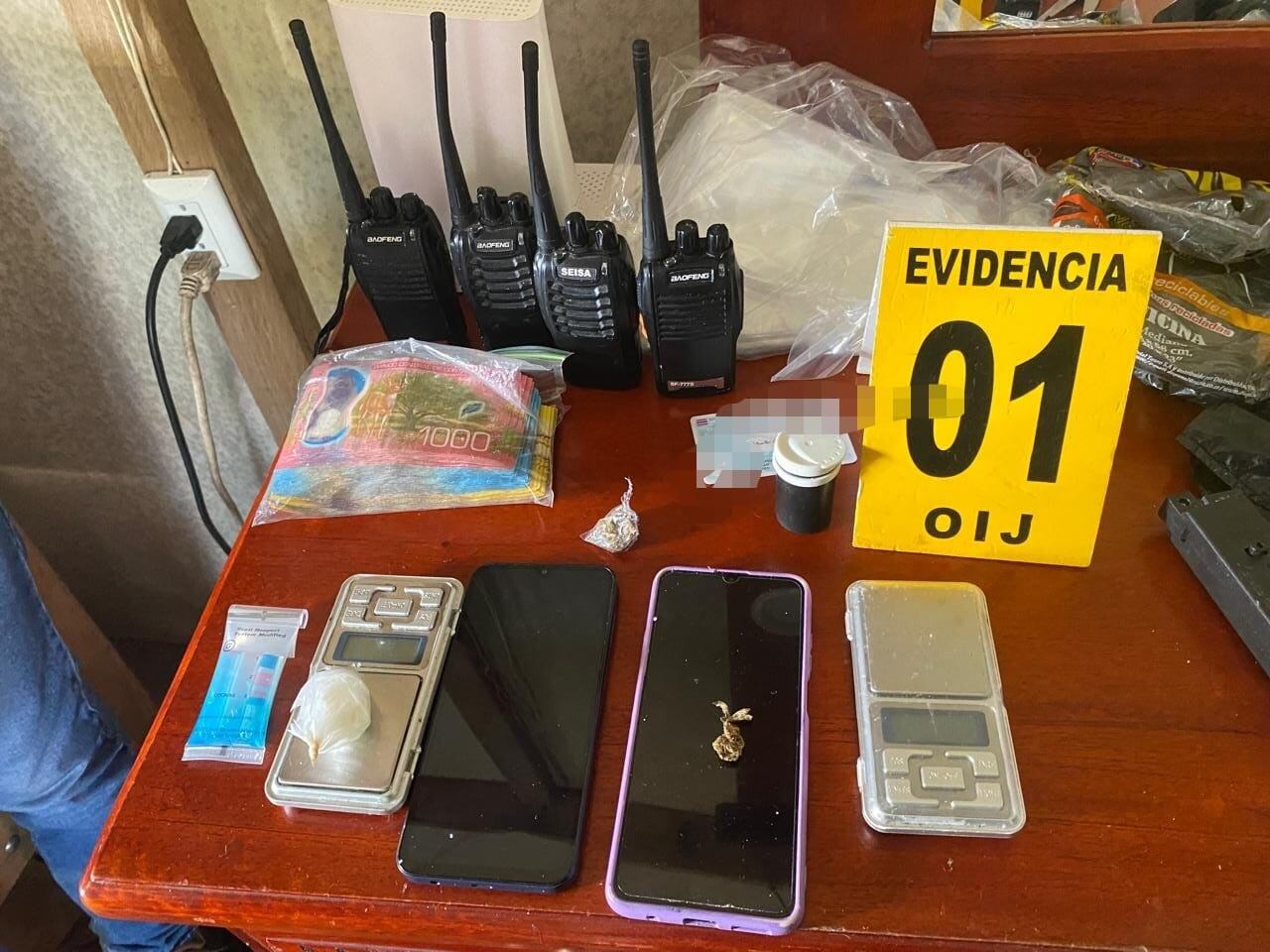 La mujer detenida en La Fortuna tenía varios dispositivos de comunicación, incluidos walkie-talkie. Fotografía: