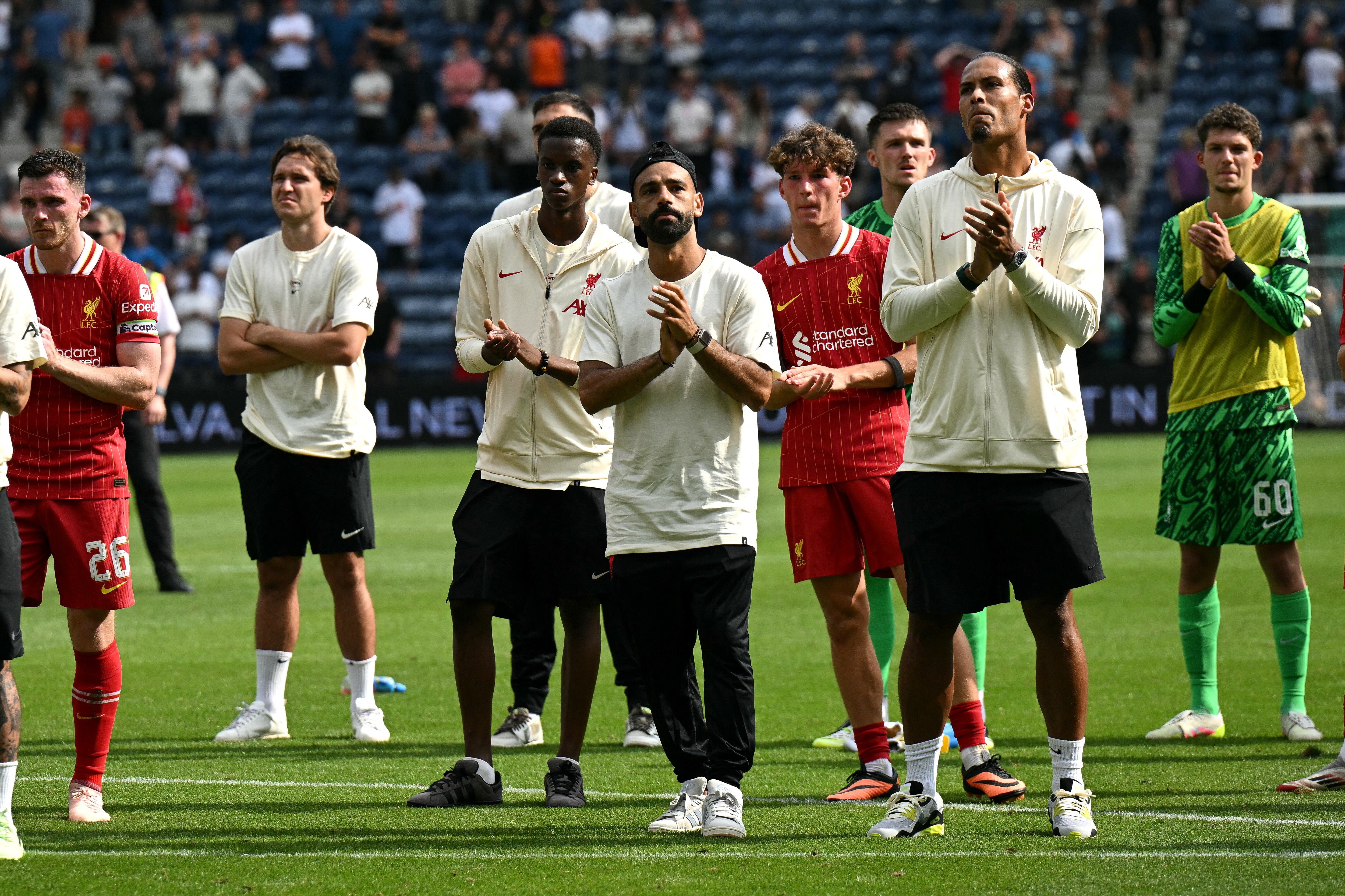 Mohamed Salah y Virgil van Dijk, junto a sus compañeros de equipo, aplauden a los aficionados tras el partido amistoso de pretemporada entre el Preston North End y el Liverpool, donde se volvió a recordar a Diogo Jota.