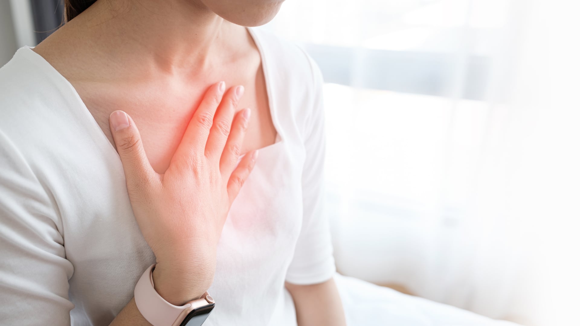 La disfagia (dificultad para tragar alimentos sólidos) y el dolor retrosternal en el centro del pecho son las primeras señales de alerta del cáncer de esófago.