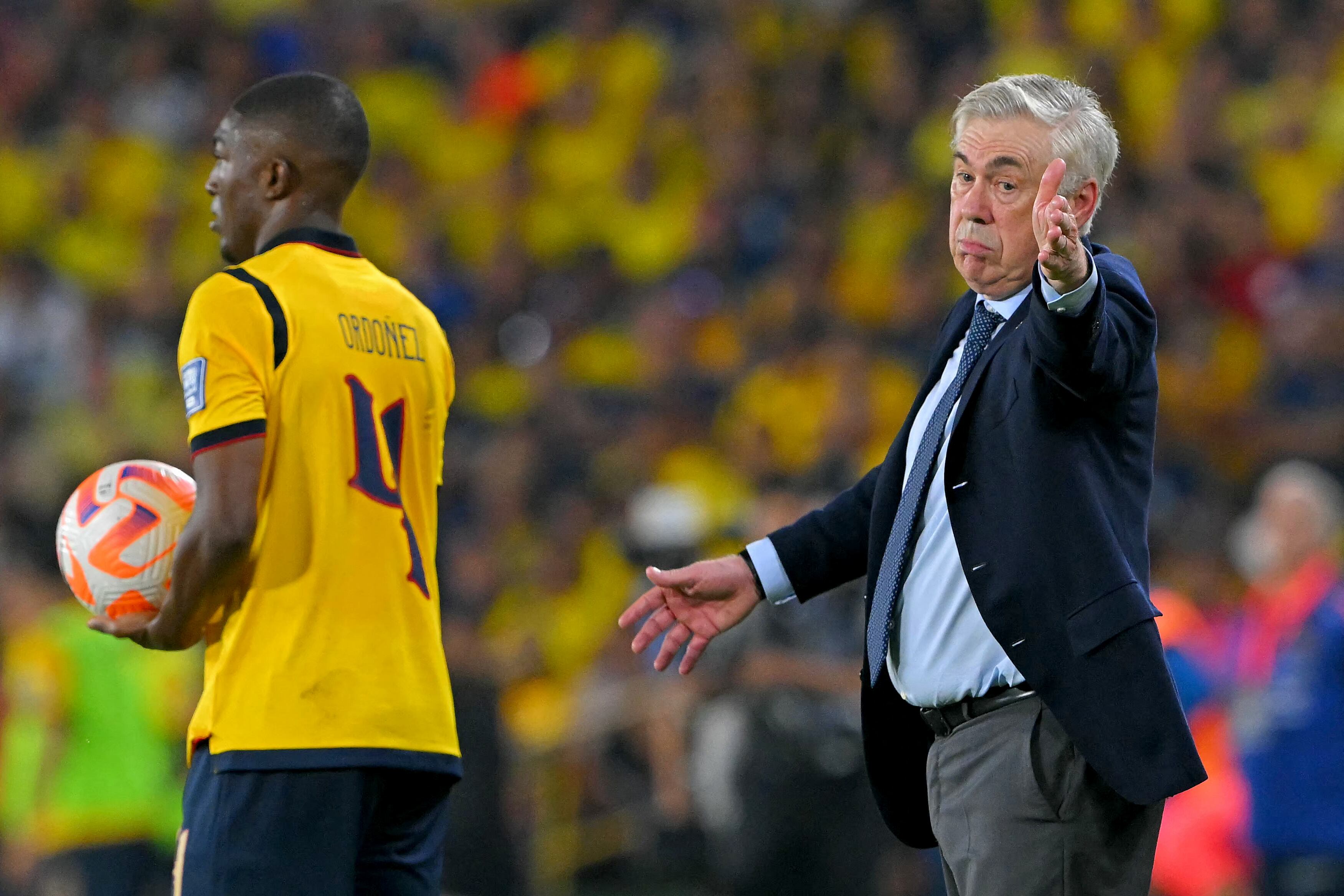 El técnico de Brasil Carlo Ancelotti gesticula junto al ecuatoriano Joel Ordóñez, en el partido por las eliminatorias mundialistas de Conmebol.