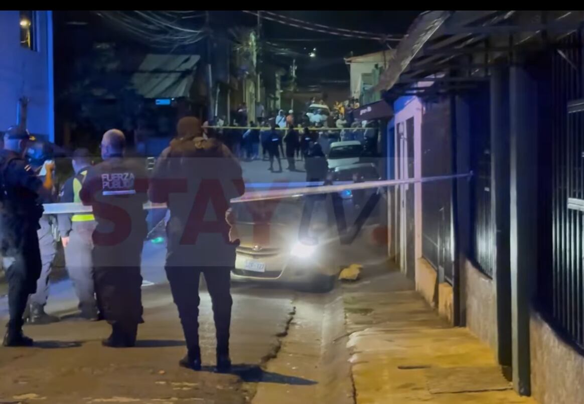 Un joven de 18 años que estaba en un automóvil fue baleado por pistoleros en moto en Hatillo y falleció en el sitio. Foto: Cortesía Stay TV.