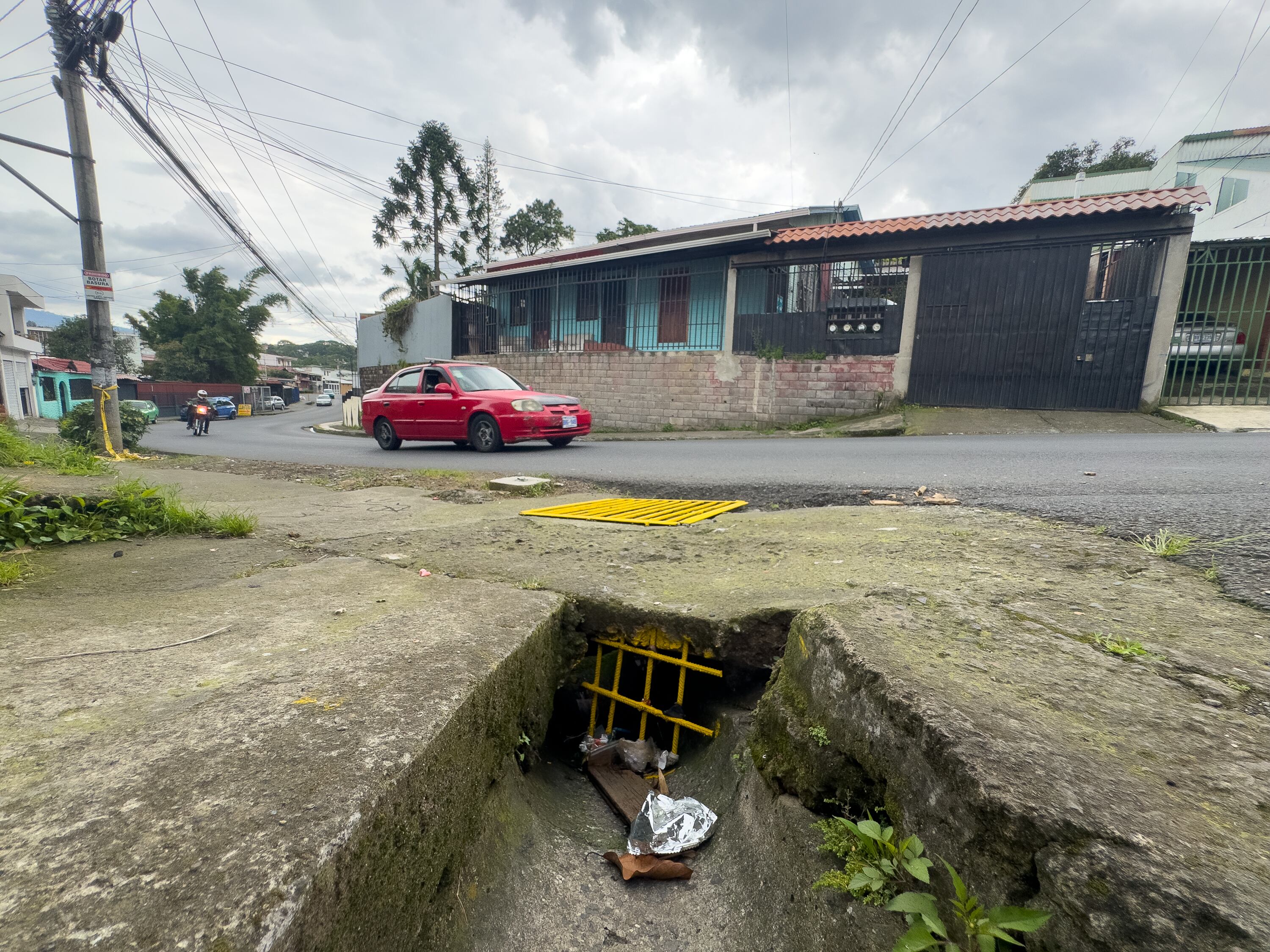 03/10/2025, San José, Guadalupe, Purral, fotografía de la alcantarilla donde cayó el niño de 5 años llamado Leandro Mangas, y que todavía no ha sido encontrado. Ya en dichas alcantarillas pusieron rejas para evitar futuros accidentes.