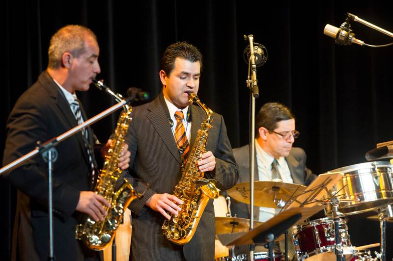 Sonsax está formado por los músicos Javier Valerio, Harold Guillén, Arturo Castro, Pablo Sandí y Manrique Méndez (percusión). Luis Navarro.