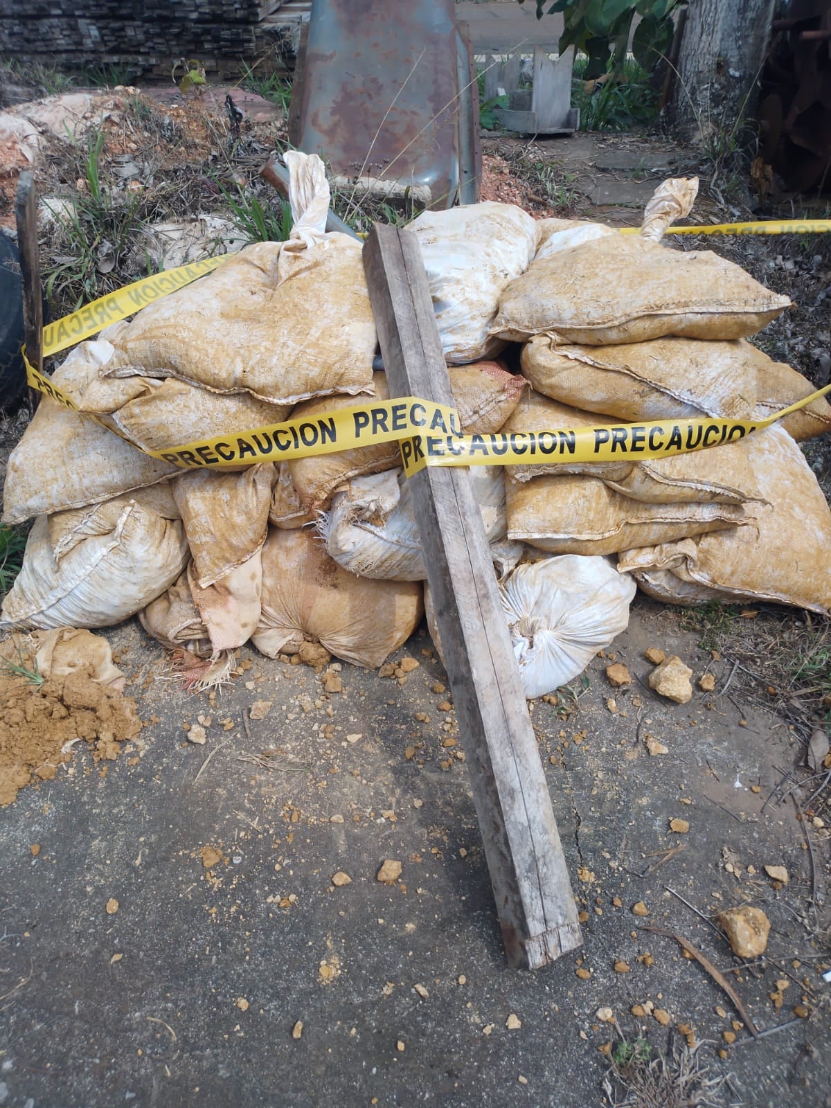 El material incautado estaba distribuido en 30 sacos dentro del vehículo volcado.