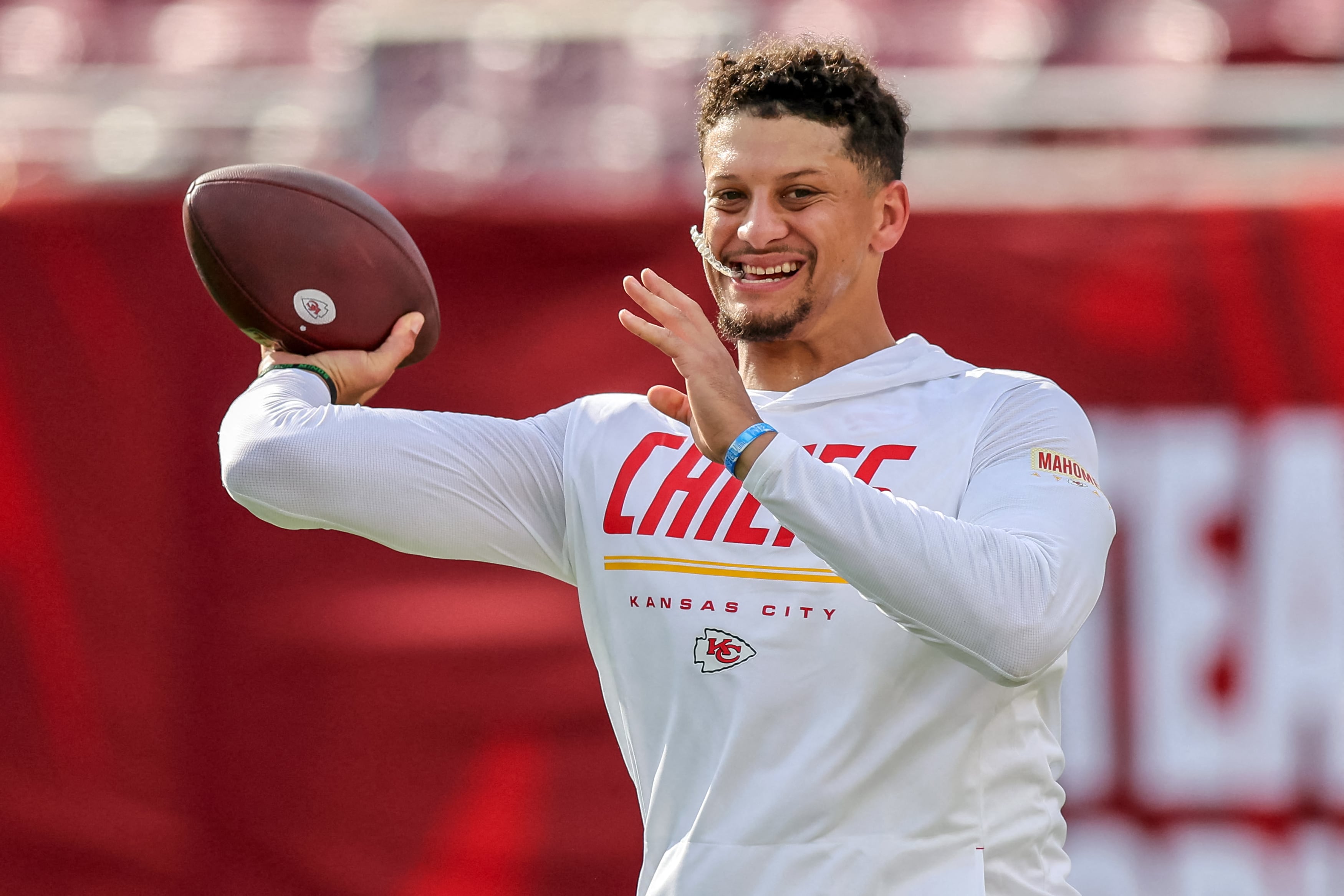 Patrick Mahomes, de los Chiefs de Kansas City, es la gran estrella de la NFL. Aquí, calienta en un partido ante los Bucaneros de Tampa Bay de pretemporada el 24 de agosto.