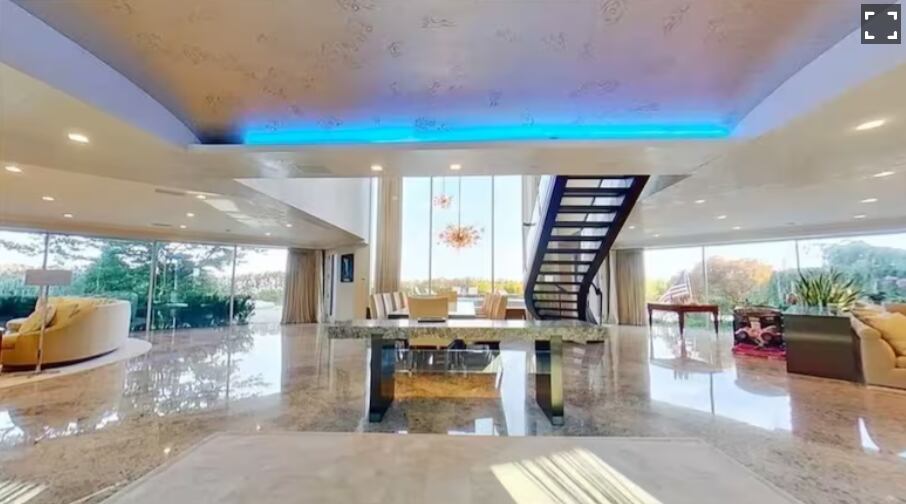 La mansión de 'Anora' está en Mill Basin, Brooklyn, y en 2021 se vendió.