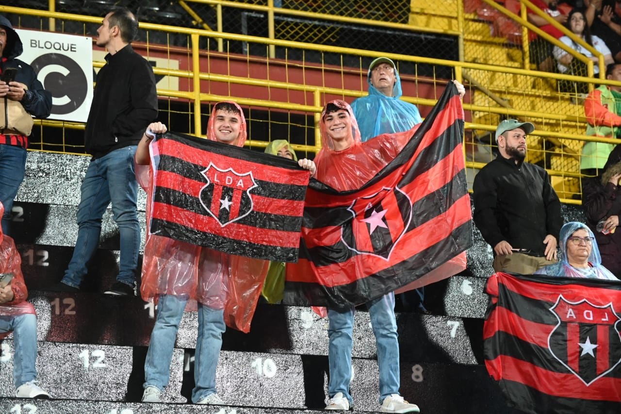 Con capas y con banderas, los aficionados de Liga Deportiva Alajuelense no abandonan a su equipo.