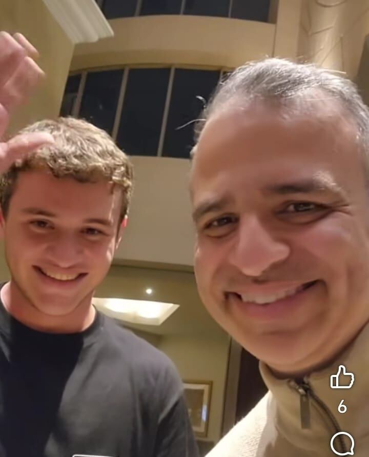 Foto en primer plano del actor Mario Chacón sonriendo junto al joven Esteban Ramírez, quien también sonríe.