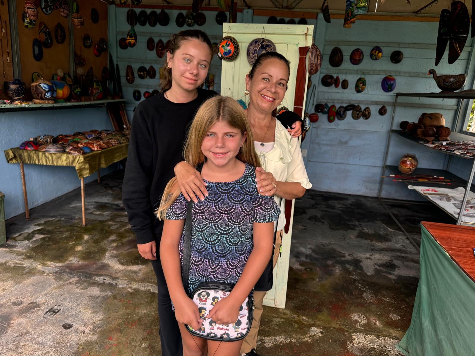 La familia Rock es voluntaria de Fundeico (Fundación Indígena Ambiental Costarricense); en la fotografía están en una tienda de artesanías en uno de sus viajes al país.