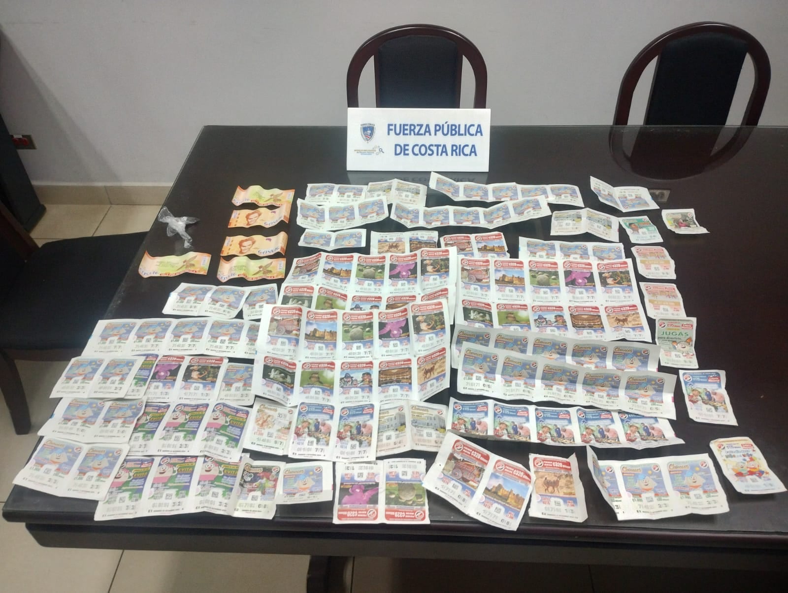 A los sospechosos se les decomisaron lotería y billetes de 20 mil colones falsos.