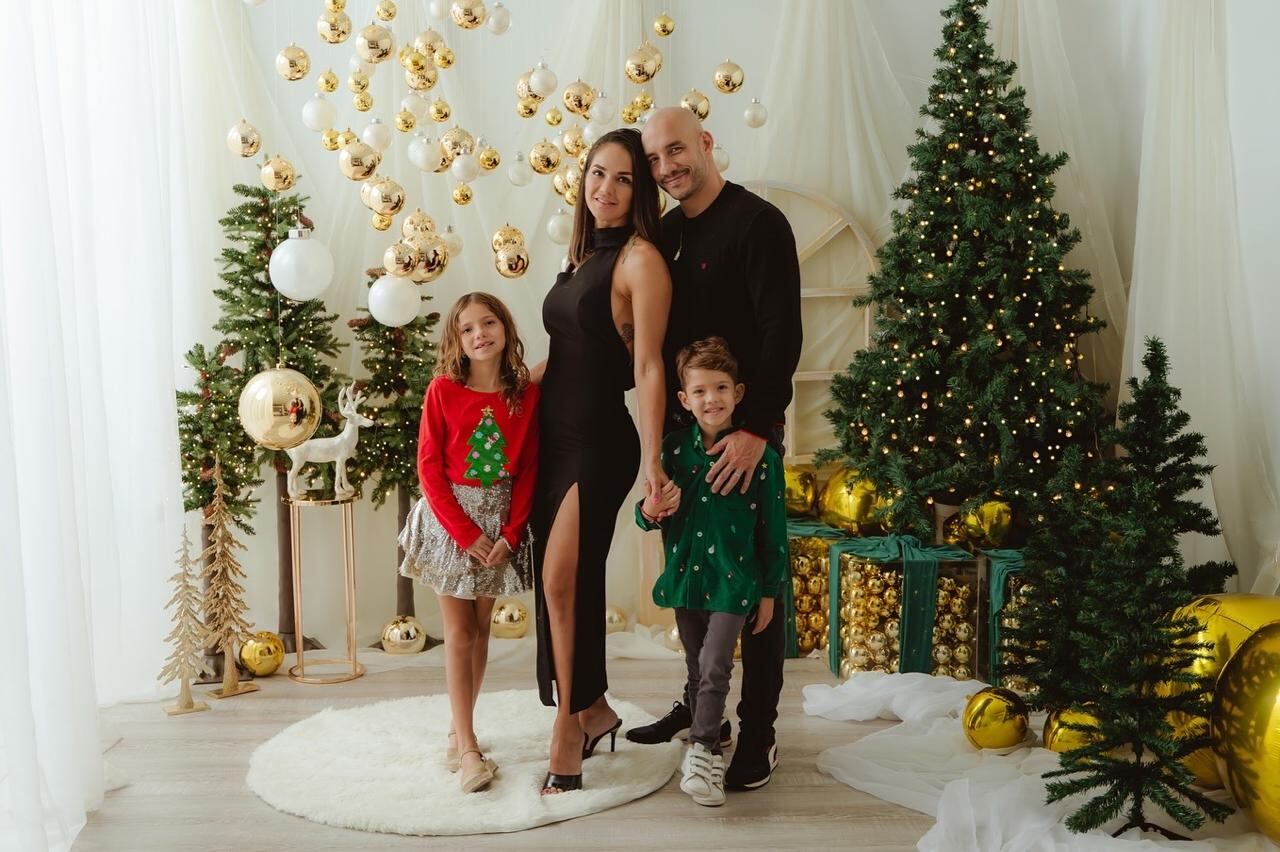 La exmodelo, Angie Conejo, ahora disfruta sus días junto a su esposo Allan, su hija Alana y su hijo Karim.