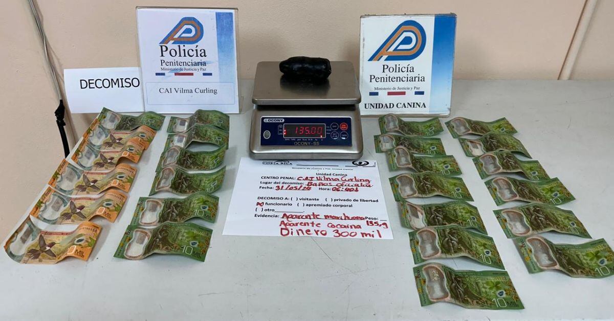 La policía incautó un envoltorio, que contenía en su interior marihuana y cocaína, con un peso total de 135 gramos. También se decomisó la suma de ₡300.000. (Foto: Ministerio de Justicia)