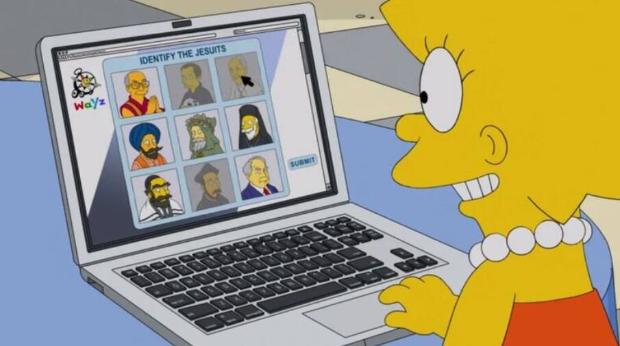 En una escena, mientras Lisa navega en su computadora, aparece una imagen del papa Francisco en un montaje que refleja la cultura pop y eventos globales.