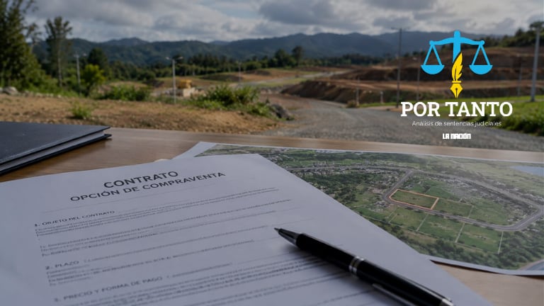 Imagen con fines ilustrativos generada con IA. Se ve un terreno en construcción y en primer plano un contrato con opción de compraventa