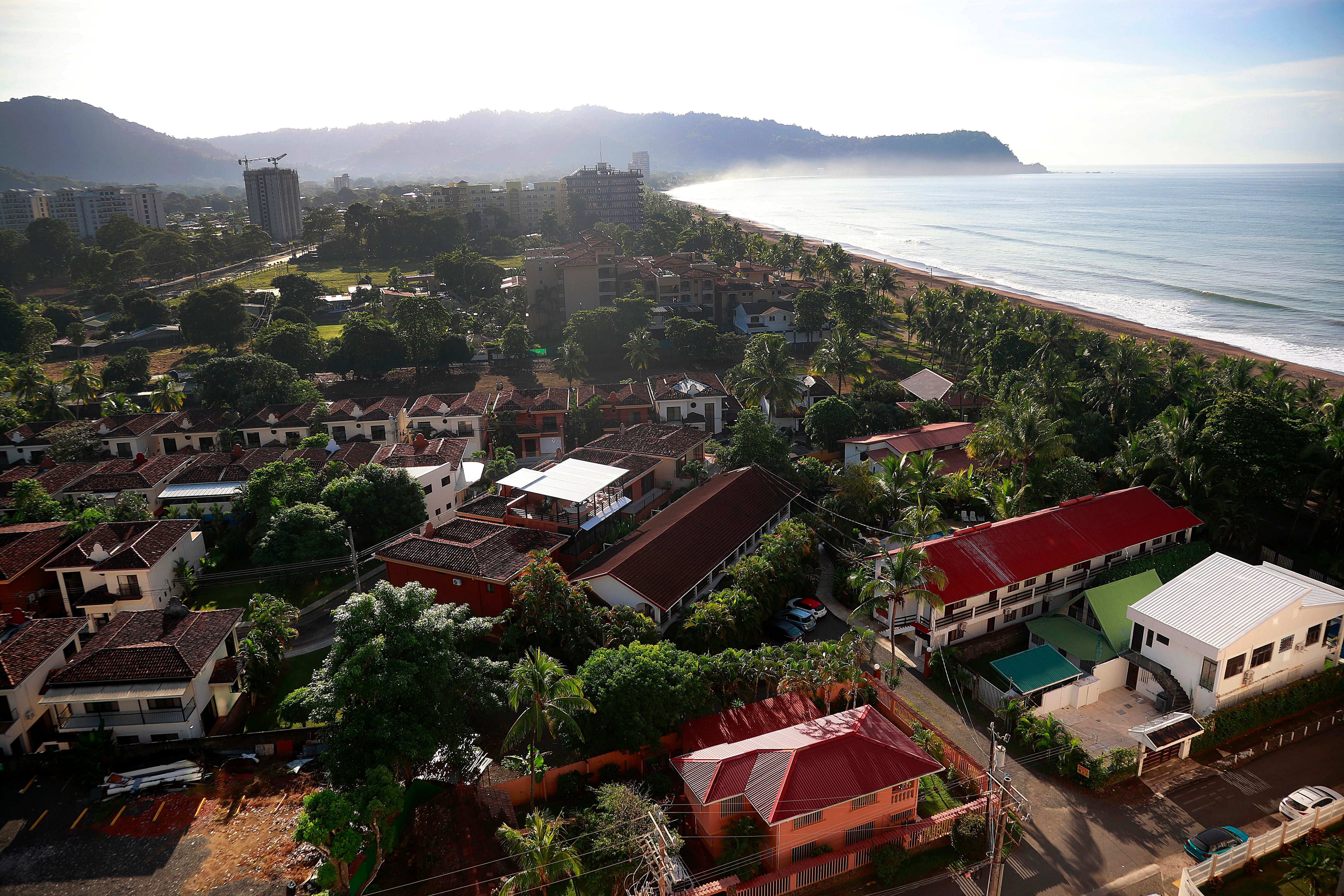03/12/2023 Jacó. El sol matutino iluminó la playa, arena, mar y olas, este domingo en Jacó, una escena que será recurrente durante los próximos días con la llegada de la época seca. Foto: Rafael Pacheco Granados
