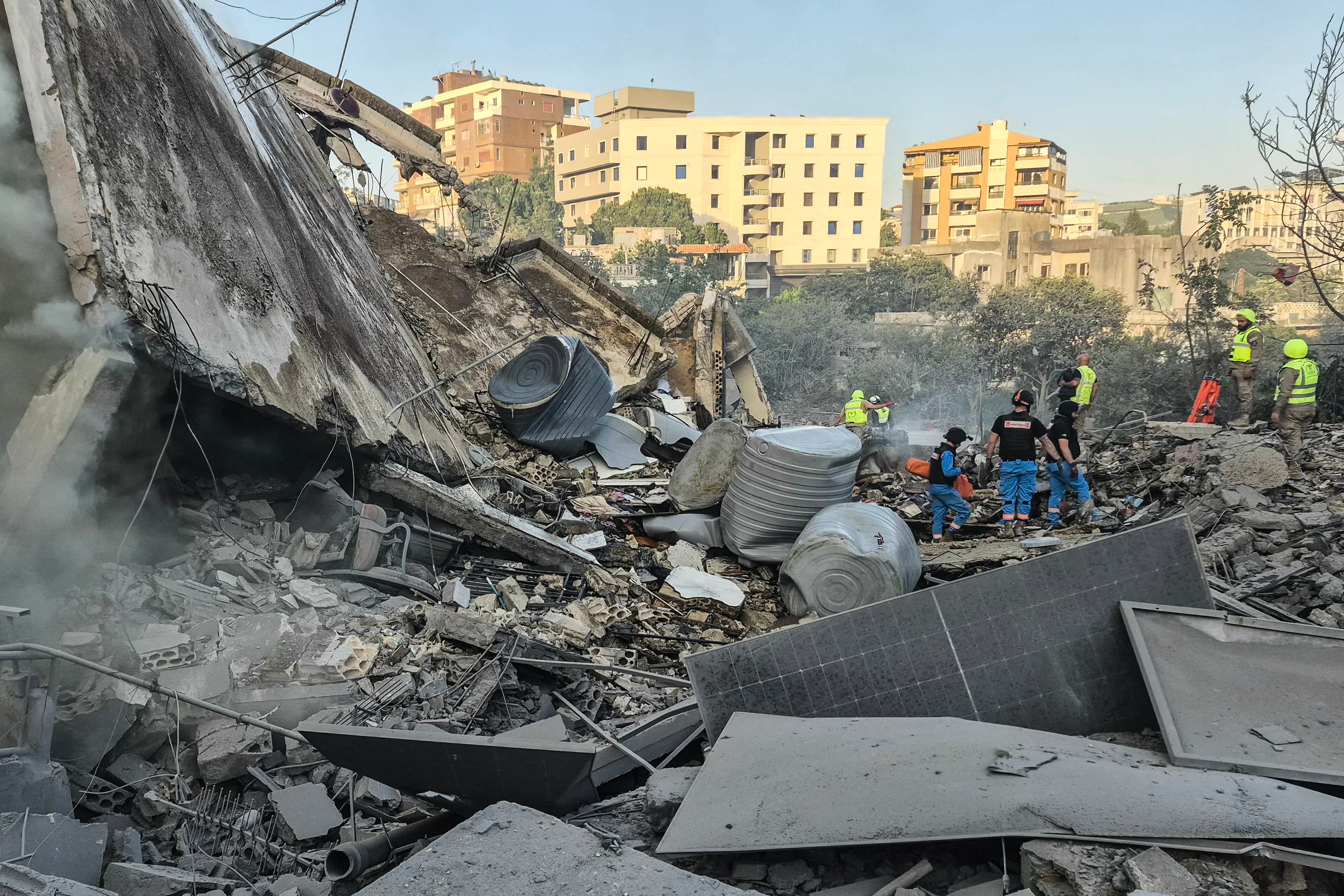 Rescatistas buscan víctimas en un sitio bombardeado por Israel, al sur de Nabatieh, en Líbano, el 9 de mayo del 2026.