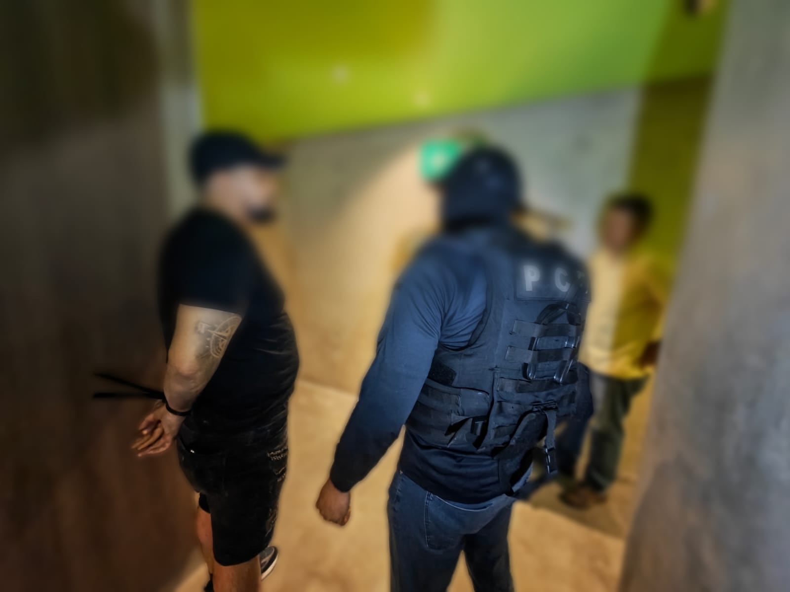 La Fiscalía Adjunta de Narcotráfico y la Policía Control de Drogas lograron la captura de cinco sujetos, supuestamente vinculados con el Cartel de Sinaloa. Las detenciones se realizaron en una torre en Sabana Sur.