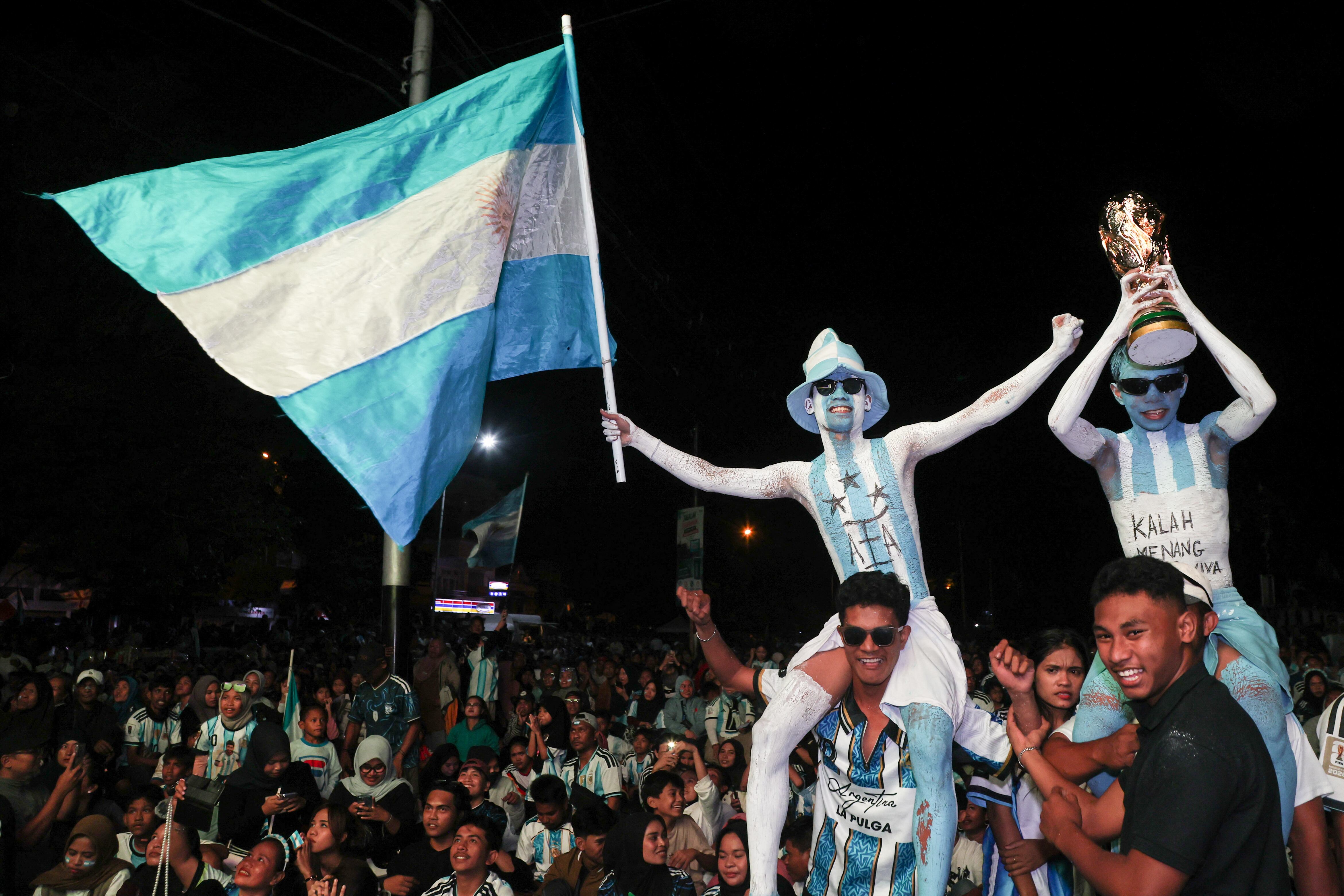 La pasión del Mundial llega a todo el planeta; estos aficionados de Indonesia apoyaron con emoción a Argentina.