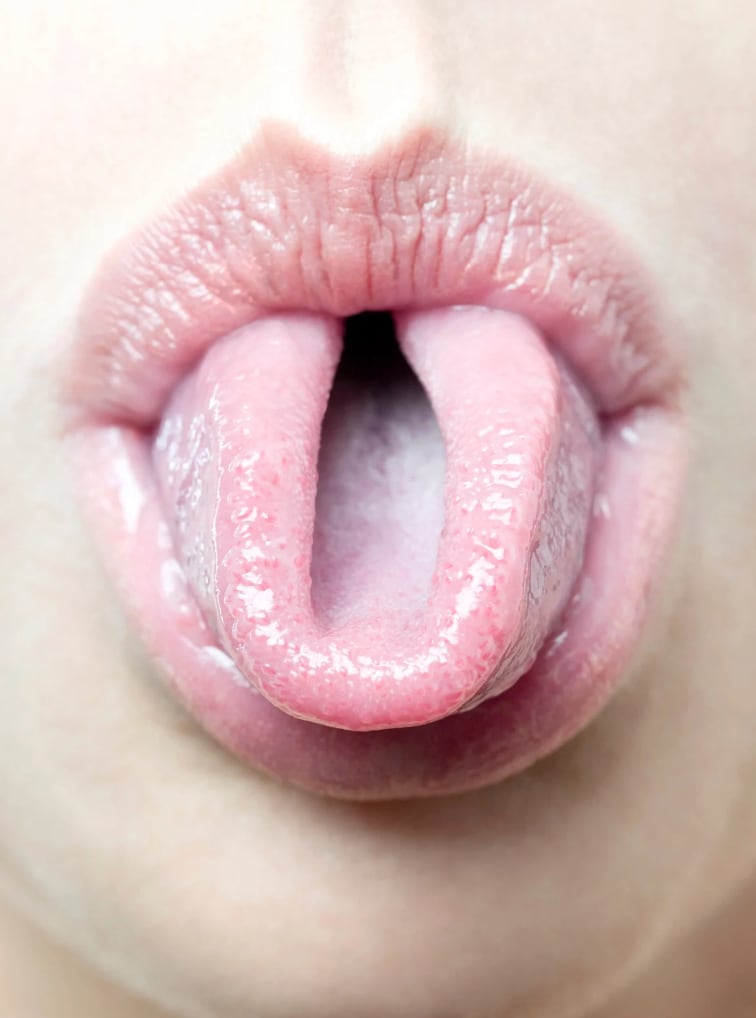 El gesto de doblar la lengua se relaciona con la coordinación muscular y las características físicas de la boca.