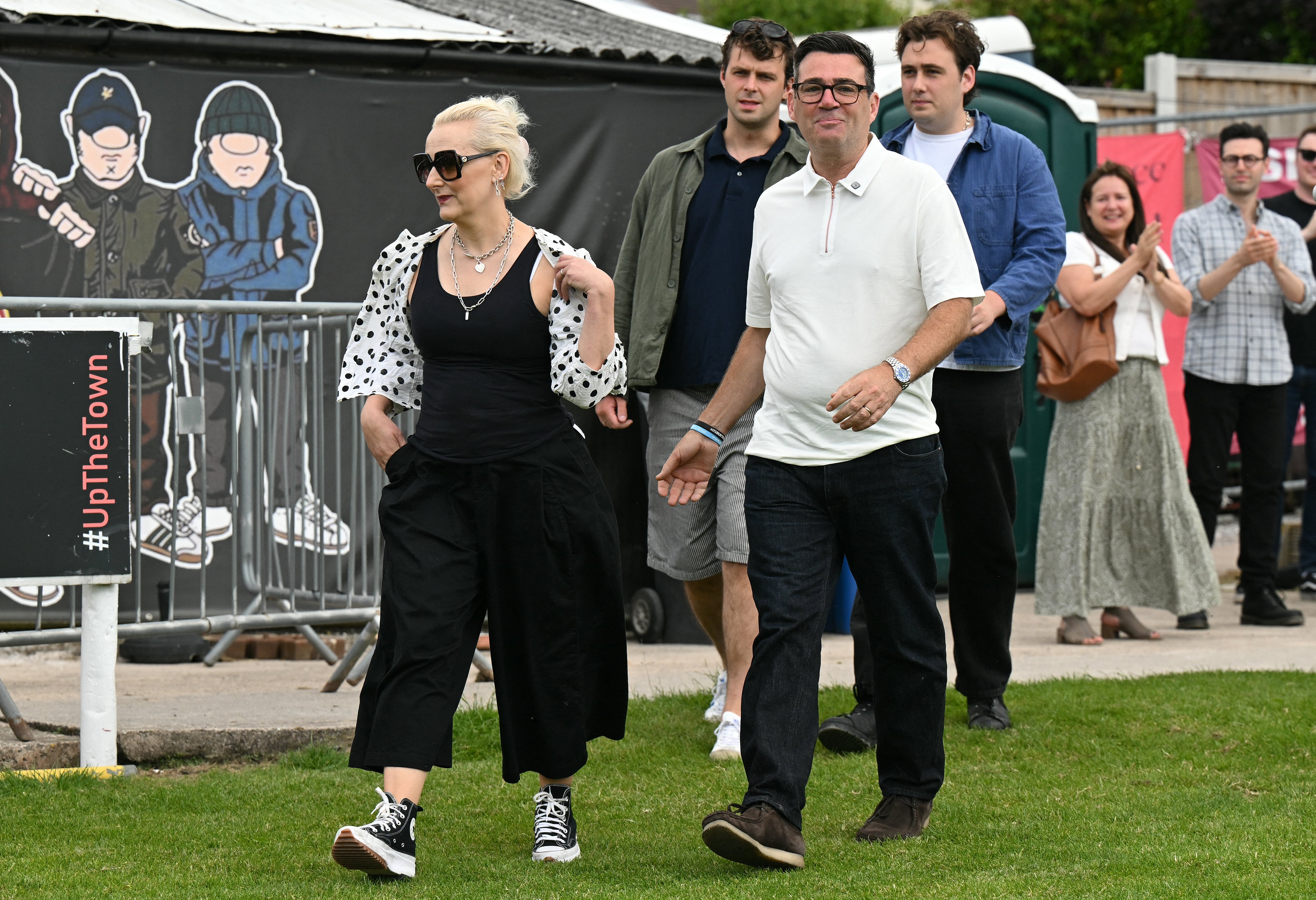 El nuevo diputado laborista por Makerfield, Andy Burnham, con su esposa Marie-France van Heel antes de dirigirse a sus simpatizantes y a los medios de comunicación la mañana después de su victoria en las elecciones parciales, en el estadio del Ashton Town FC, en Ashton, Makerfield, al noroeste de Inglaterra, el 19 de junio.