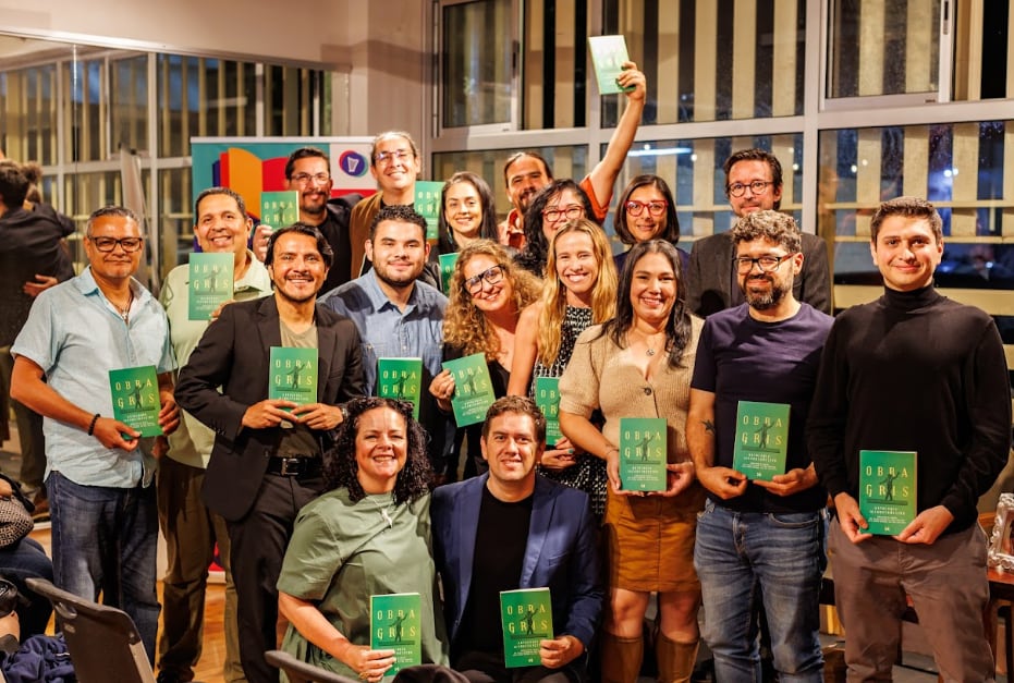 Los autores de la antología 'Obra gris'.