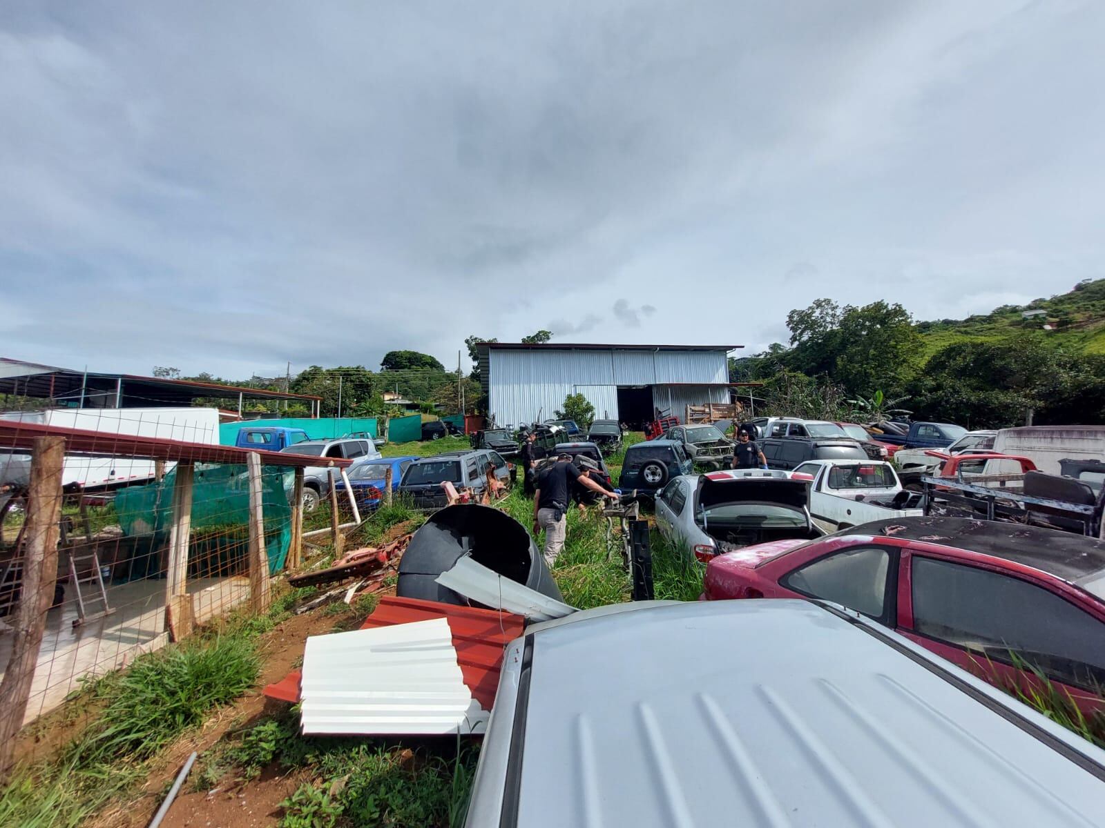 OIJ detuvo al propietario de una finca en Aserrí, donde se ubicaron al menos cinco vehículos robados.