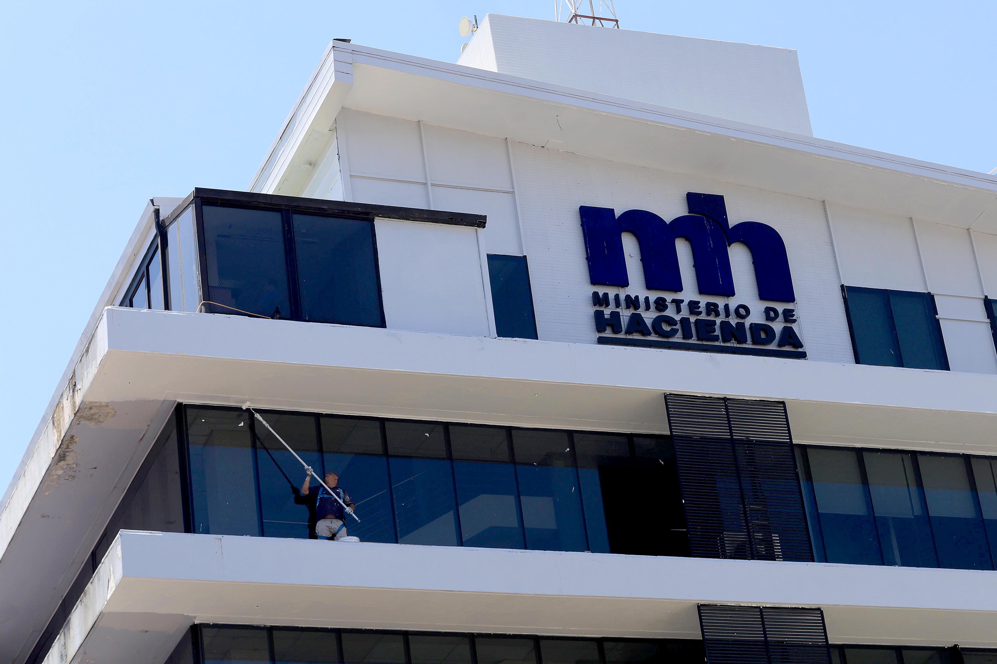 07/03/2024 San José. El edificio del Ministerio de Hacienda se remoza. Este jueves continuaban los trabajos pintura en las paredes externas. Foto: Rafael Pacheco Granadados
