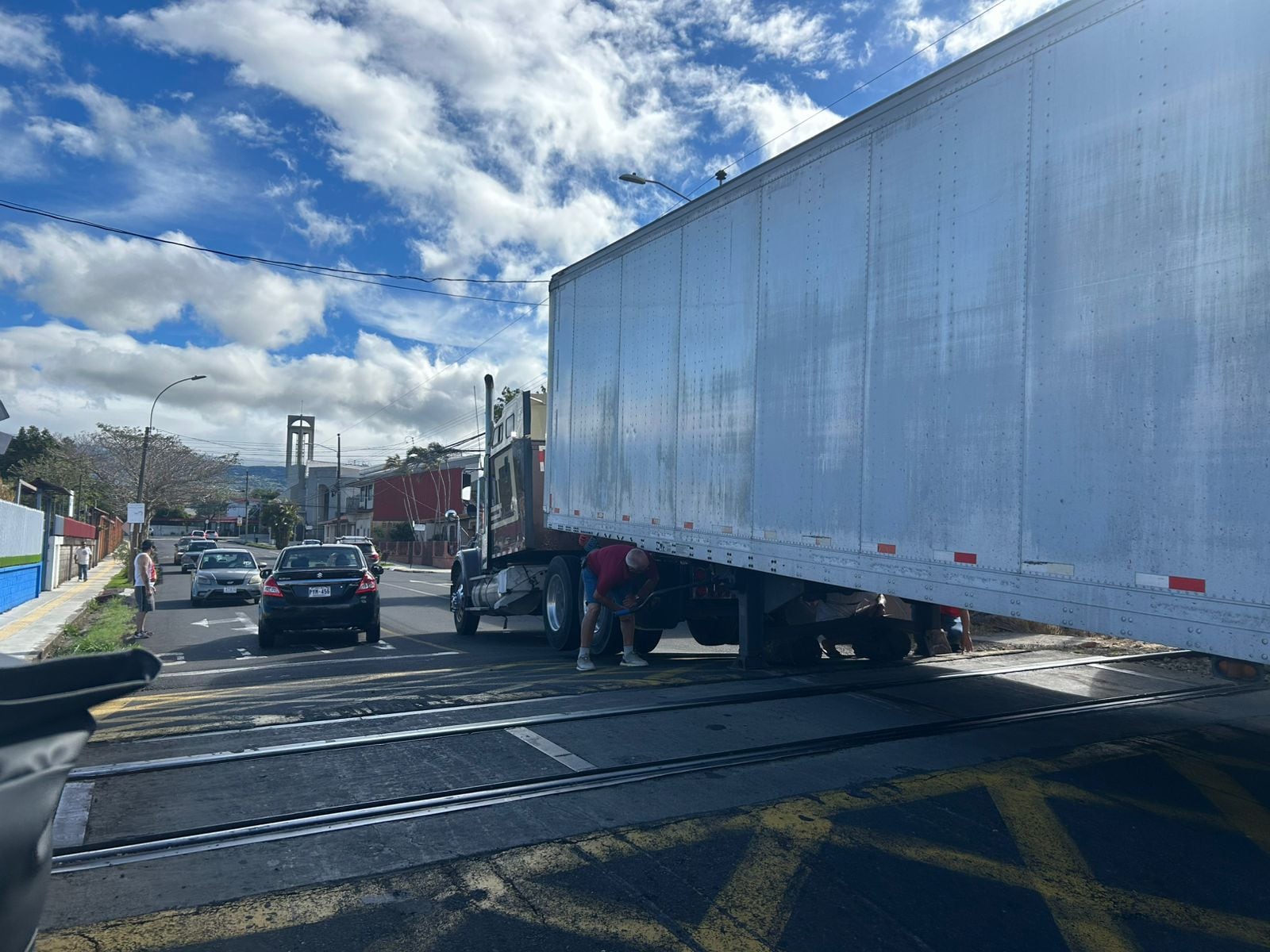 Un tráiler quedó entre las líneas del tren en Heredia.
