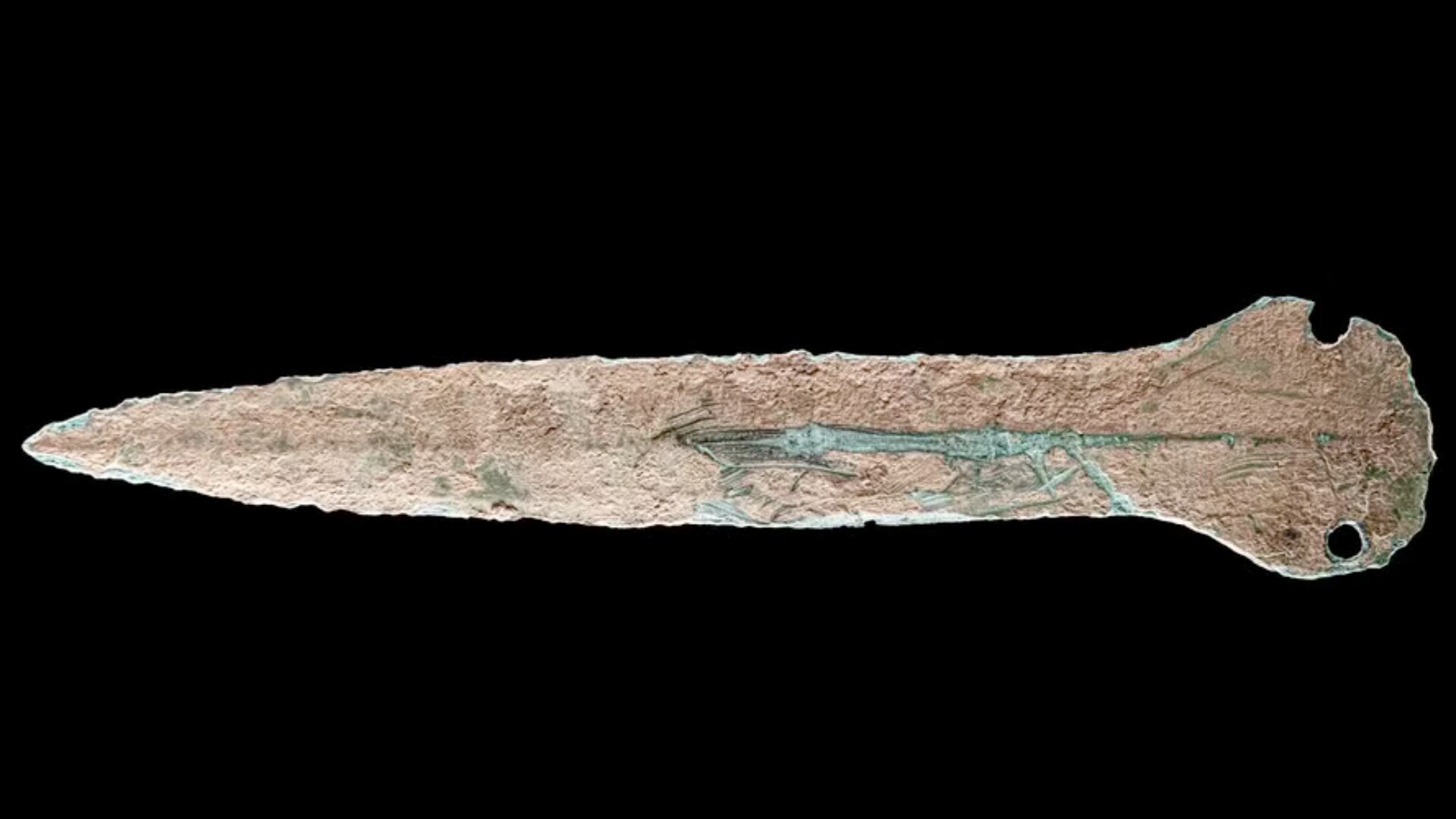 Un transeúnte descubrió un puñal de 3.500 años en Nordhausen, Alemania, que será restaurado y mostrado en un museo.