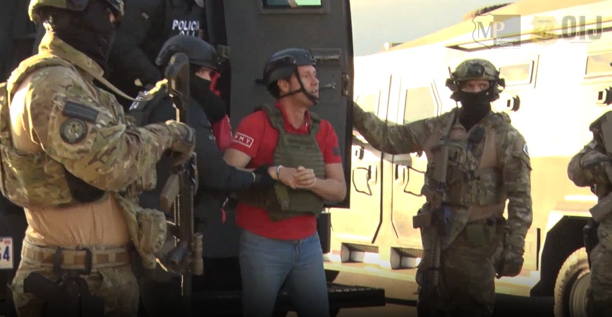 Celso Gamboa y Edwin López, alias Pecho de rata, fueron trasladados en un avión de la DEA hacia Estados Unidos. Son los primeros extraditados de Costa Rica por narcotráfico.