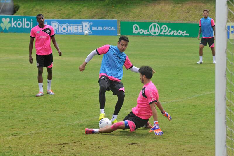 Bryan Ruiz y Keylor Navas intercambiaron roles en el entrenamiento de la Sele ayer en el Proyecto Goal. | RAFAEL MURILLO