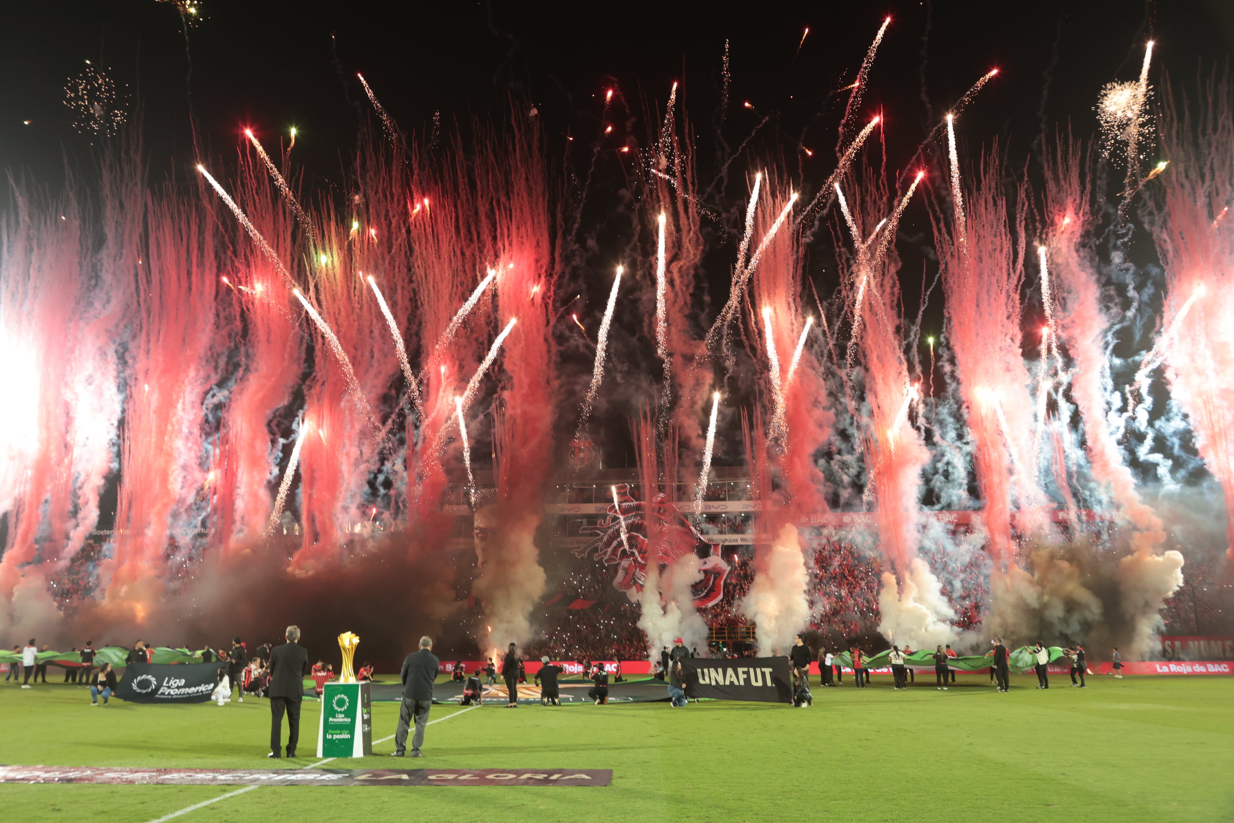 20/12/2025/ partido de ida entre Liga Deportiva Alajuelense vs Saprissa por el partido de vuelta de la final del Torneo apertura de la Liga Promerica 2025 en el estadio Alejandro Morera Soto / foto John Durán