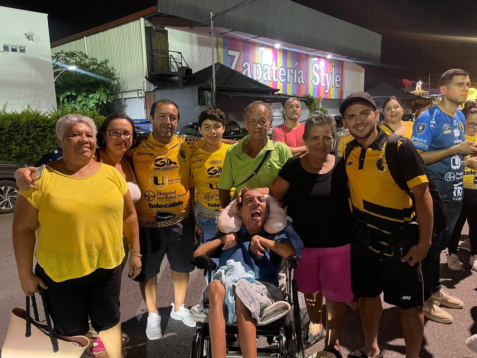 José Antonio Matarrita (der.) junto a sus familiares en la salida de un juego del Municipal Liberia, equipo con el que militó tres temporadas.