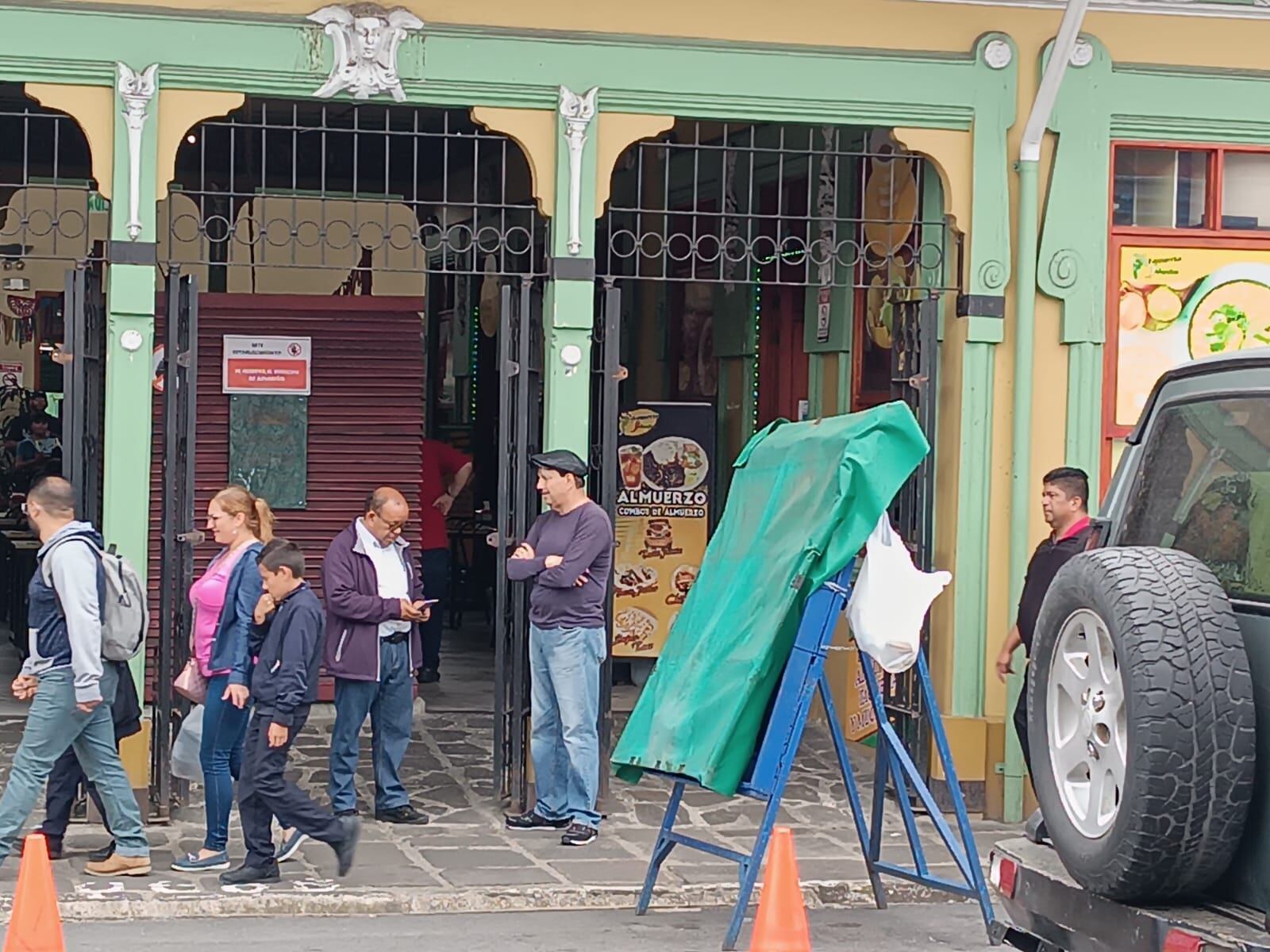 La decisión de la Municipalidad de prohibir las llamadas "tablas" se dio luego de las aglomeraciones y problemas de sobreprecios presentados la semana pasada con la venta de la lotería para el premio acumulado. Foto: Keyna Calderón.